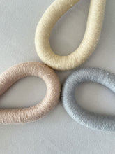 Cargar imagen en el visor de la galería, Bendiciones para puerta de Macramé con Medalla Virgen Guadalupe 5cms. Ovalada