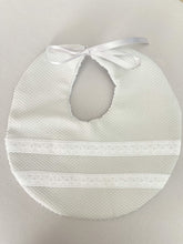 Cargar imagen en el visor de la galería, Babero Piqué Español Liso con Tira Bordada Entre Dos