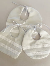 Cargar imagen en el visor de la galería, Babero Piqué Español Liso con Tira Bordada Entre Dos