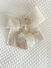 Cargar imagen en el visor de la galería, Cubre Porta Bebé Piqué Grueso con Medalla