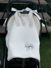 Cargar imagen en el visor de la galería, Cubre Porta Bebé Piqué Grueso con Medalla