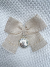 Cargar imagen en el visor de la galería, Cubre Porta Bebé Piqué Grueso con Medalla