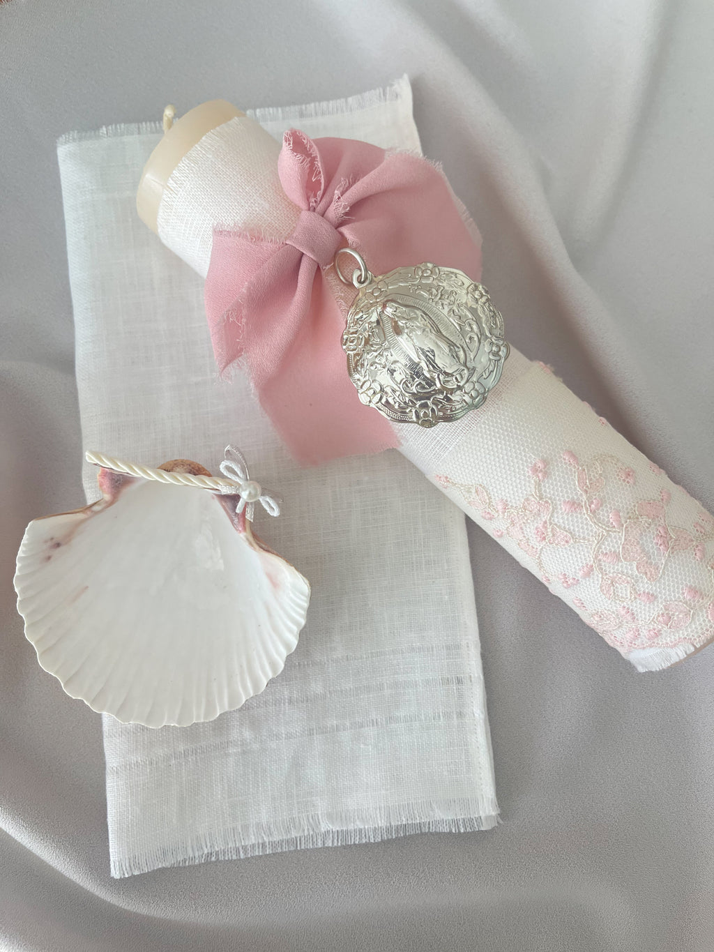 Kit Bautizo Colección PEONY Bordado Tul Español con Medalla Virgen Guadalupe 5cms Redonda