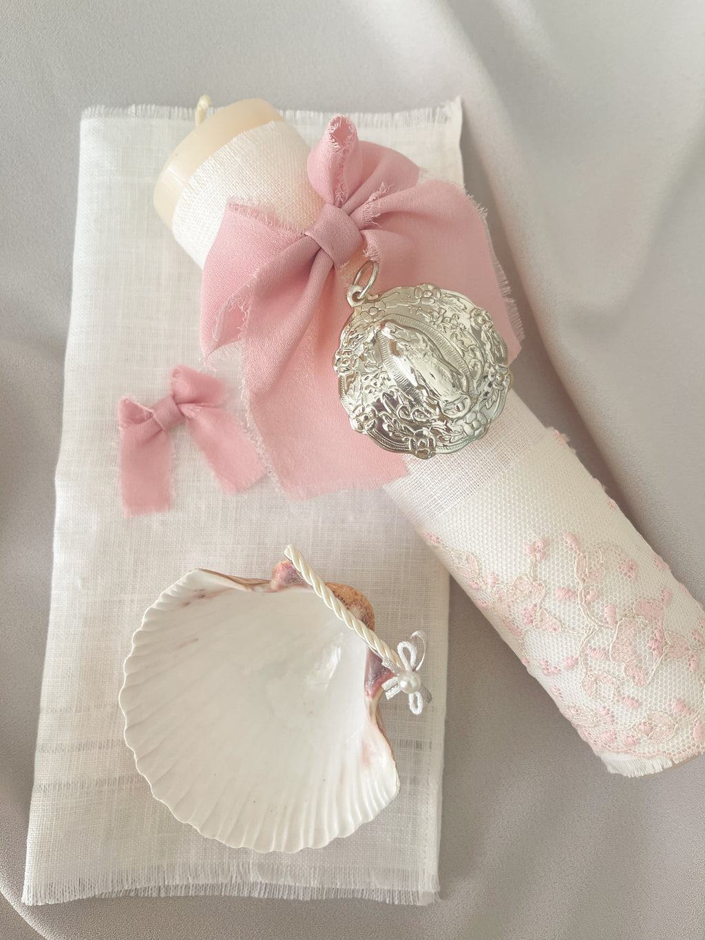 Kit Bautizo Colección PEONY Bordado Tul Español con Medalla Virgen Guadalupe 5cms Redonda