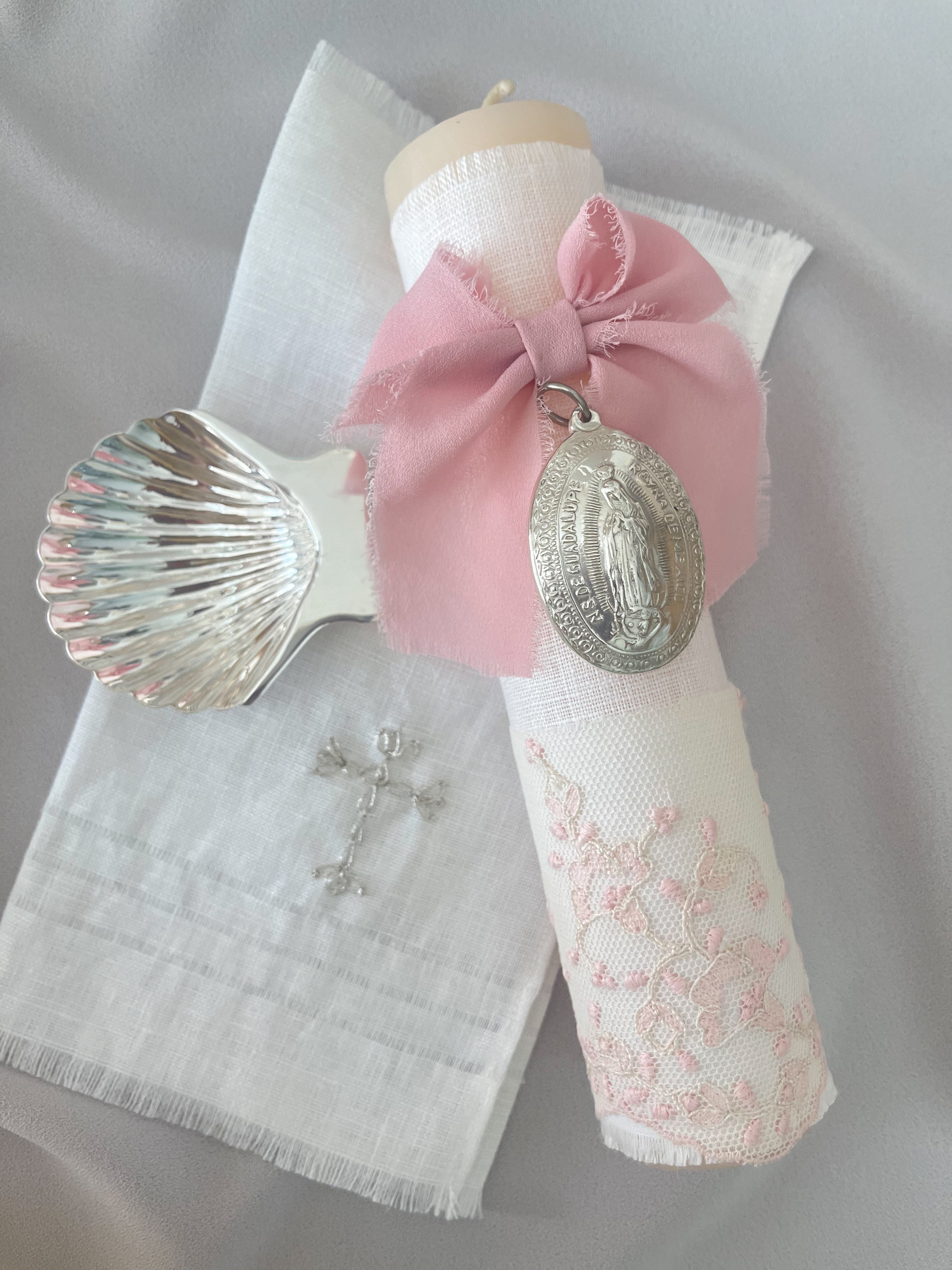 Kit Bautizo Colección PEONY Bordado Tul Español con Medalla Virgen Guadalupe 5cms Ovalada