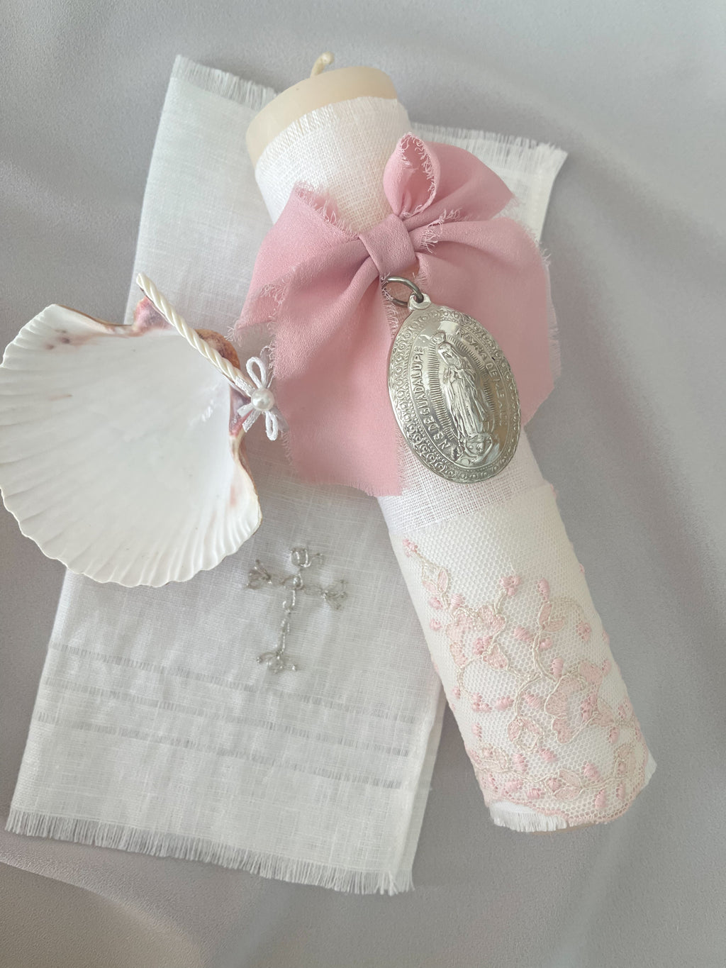 Kit Bautizo Colección PEONY Bordado Tul Español con Medalla Virgen Guadalupe 5cms Ovalada