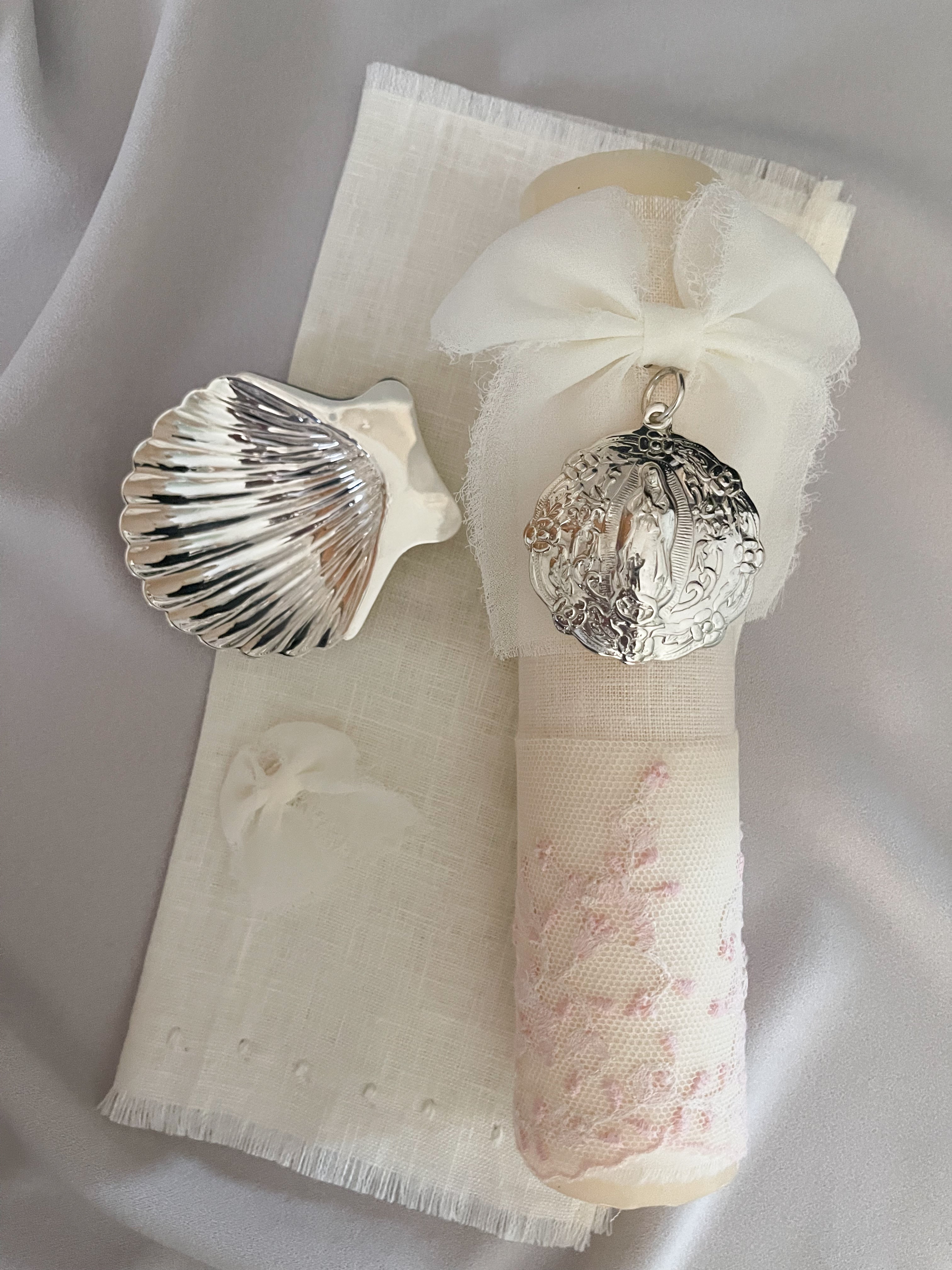 Kit Bautizo Colección PEONY Bordado Tul Español con Medalla Virgen Guadalupe 5cms Redonda