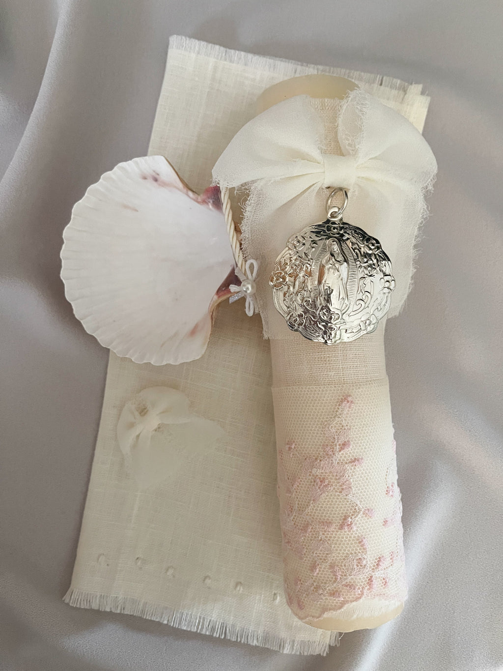 Kit Bautizo Colección PEONY Bordado Tul Español con Medalla Virgen Guadalupe 5cms Redonda