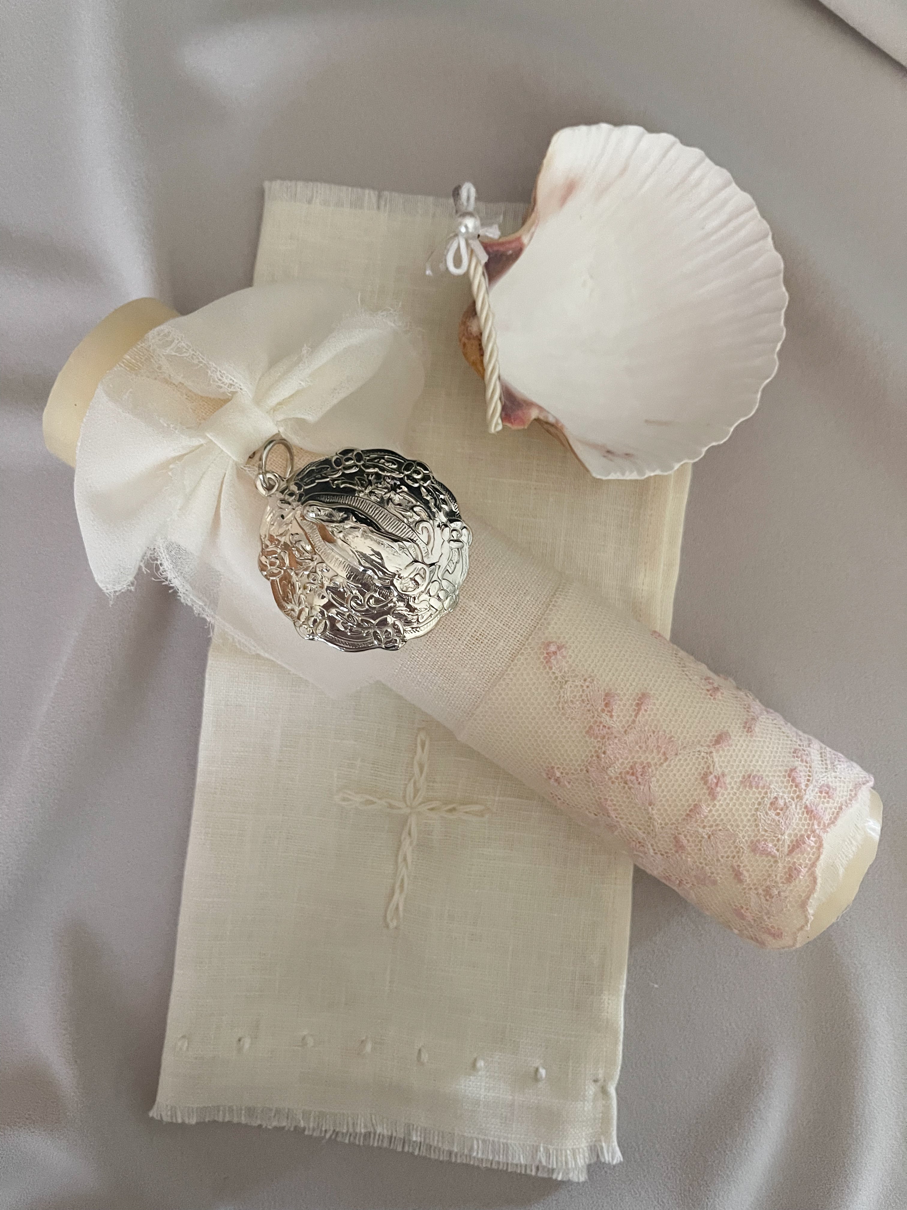 Kit Bautizo Colección PEONY Bordado Tul Español con Medalla Virgen Guadalupe 5cms Redonda