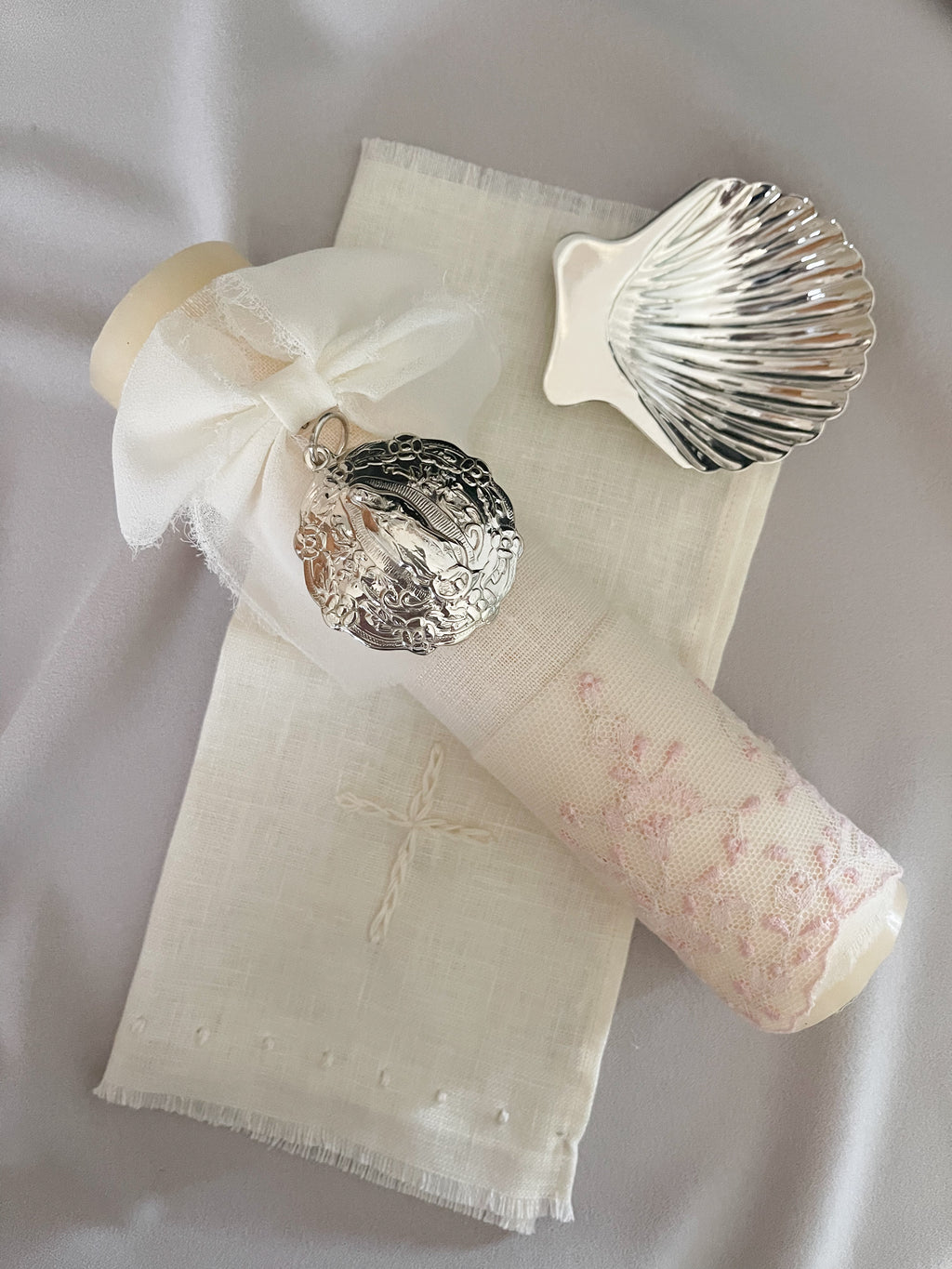 Kit Bautizo Colección PEONY Bordado Tul Español con Medalla Virgen Guadalupe 5cms Redonda