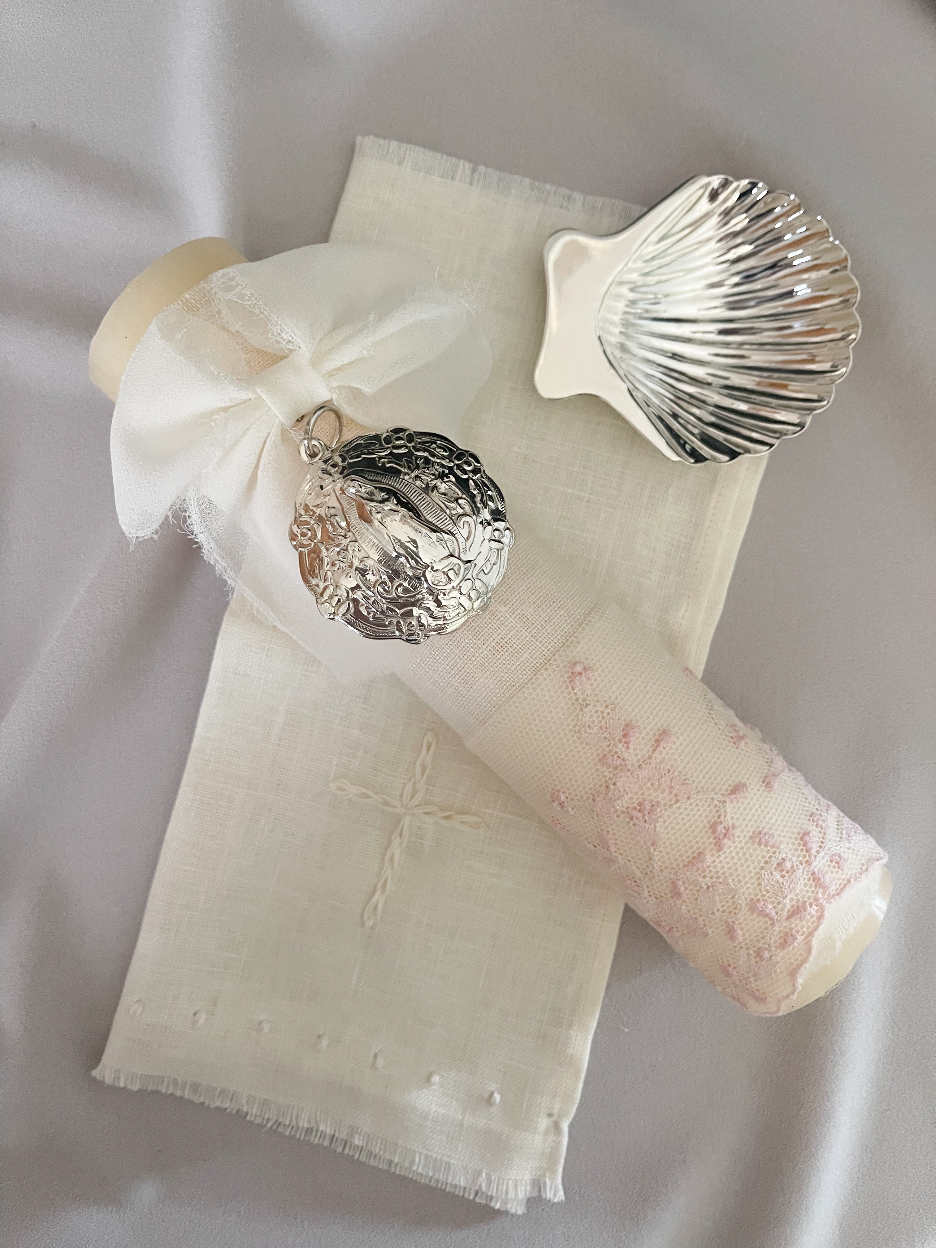 Kit Bautizo Colección PEONY Bordado Tul Español con Medalla Virgen Guadalupe 5cms Redonda