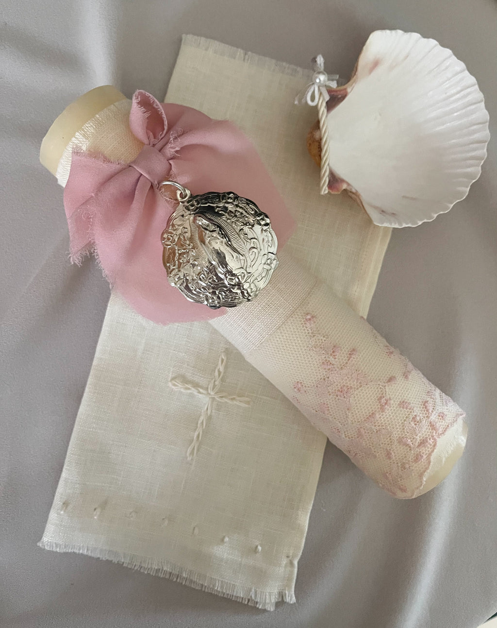 Kit Bautizo Colección PEONY Bordado Tul Español con Medalla Virgen Guadalupe 5cms Redonda