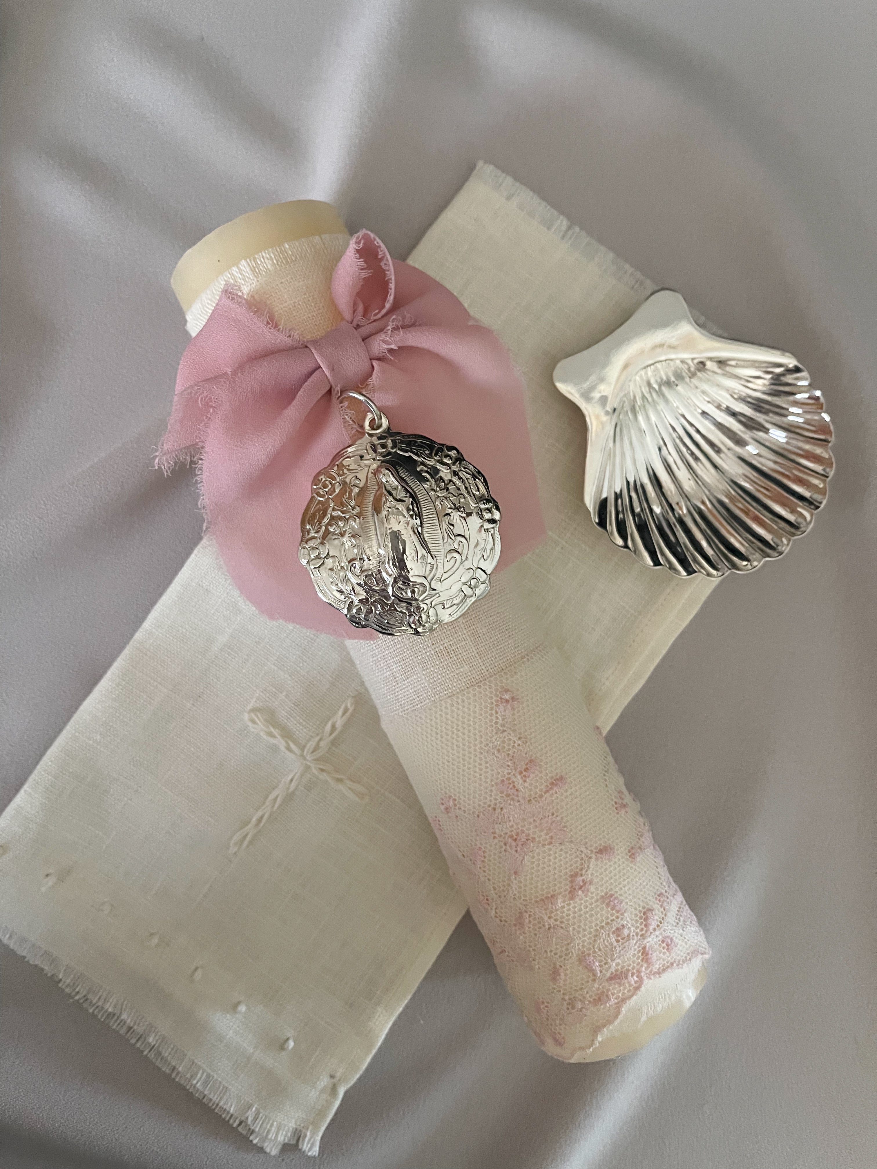 Kit Bautizo Colección PEONY Bordado Tul Español con Medalla Virgen Guadalupe 5cms Redonda