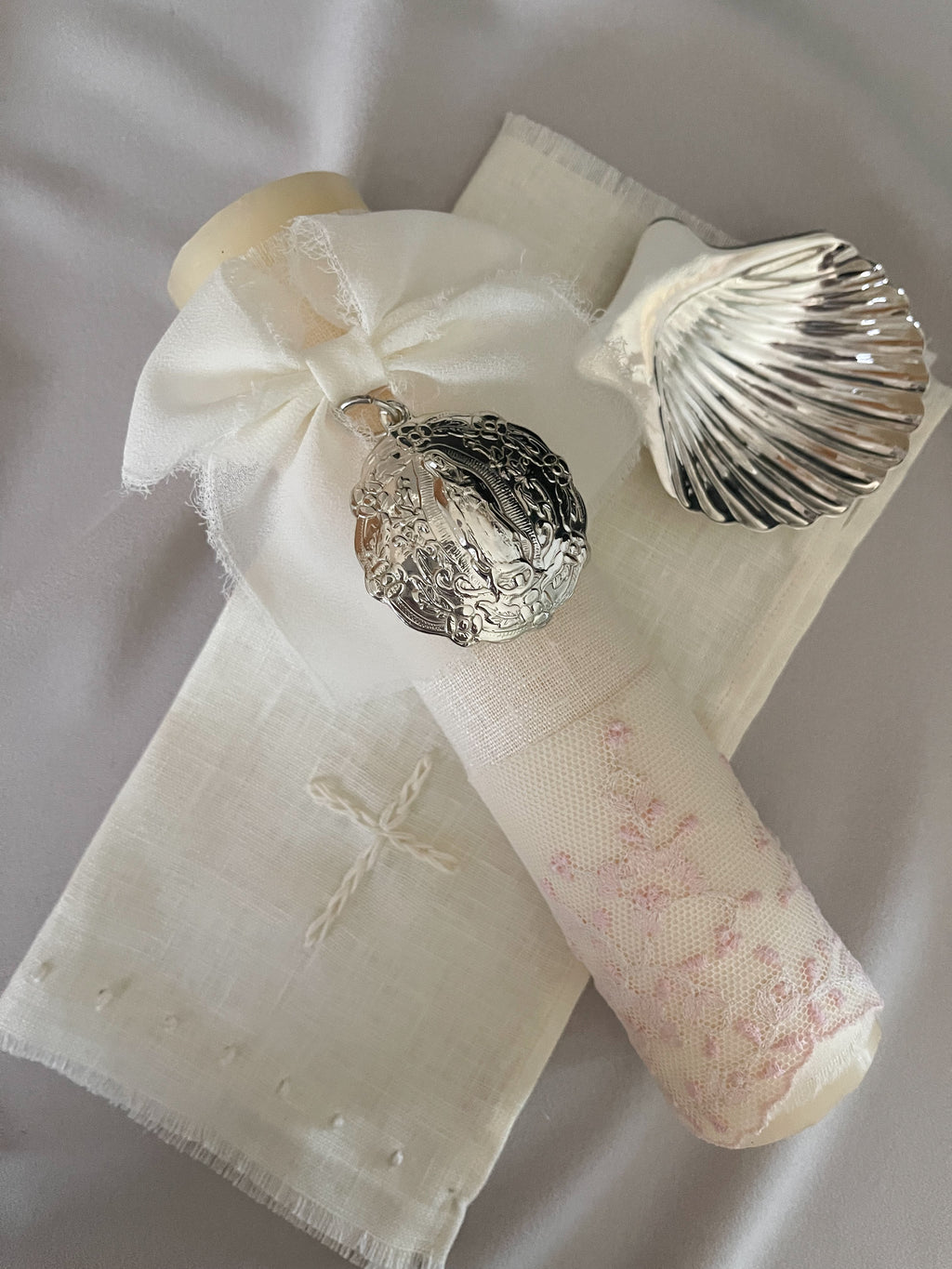 Kit Bautizo Colección PEONY Bordado Tul Español con Medalla Virgen Guadalupe 5cms Redonda