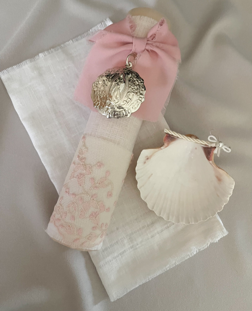 Kit Bautizo Colección PEONY Bordado Tul Español con Medalla Virgen Guadalupe 5cms Redonda