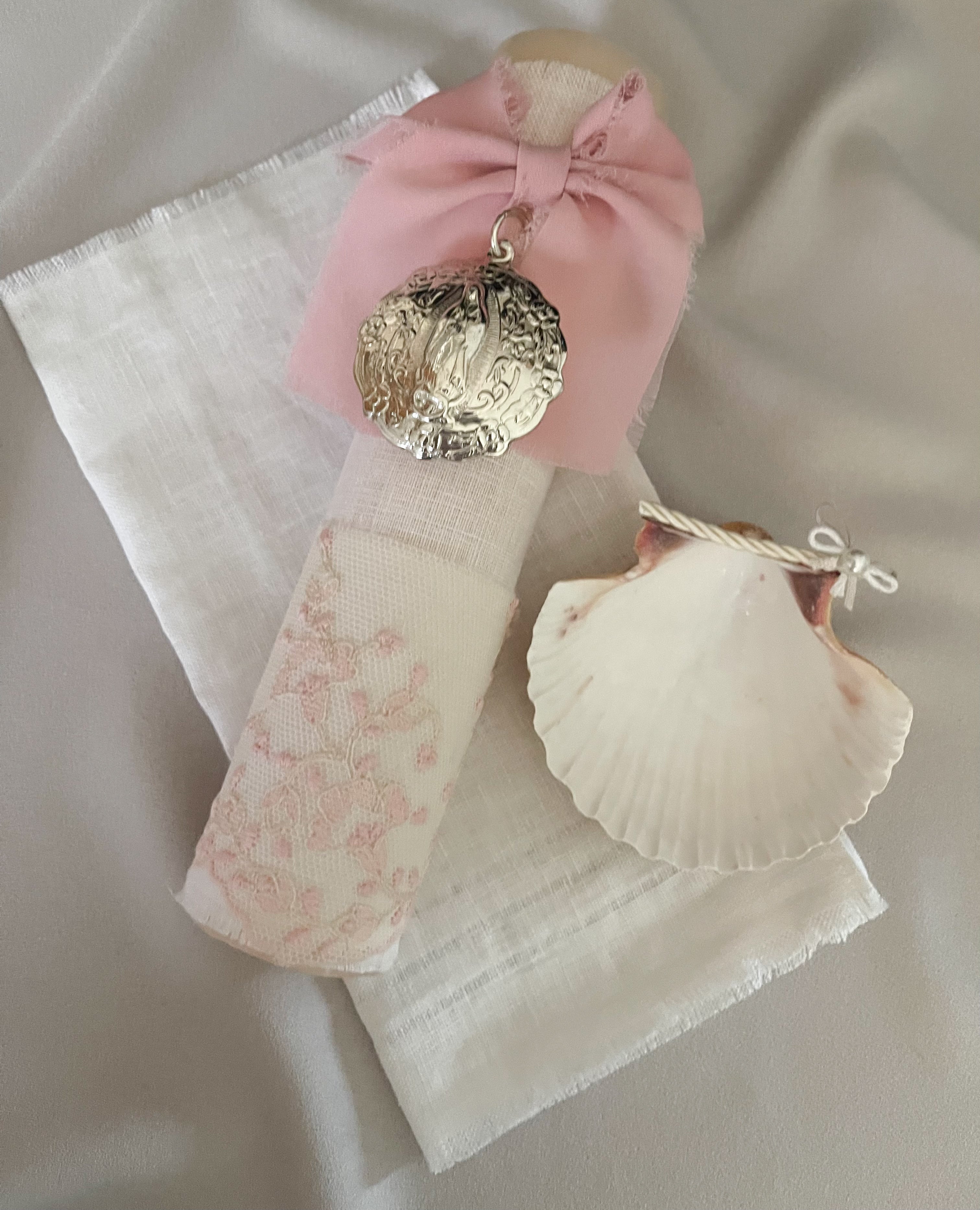 Kit Bautizo Colección PEONY Bordado Tul Español con Medalla Virgen Guadalupe 5cms Redonda