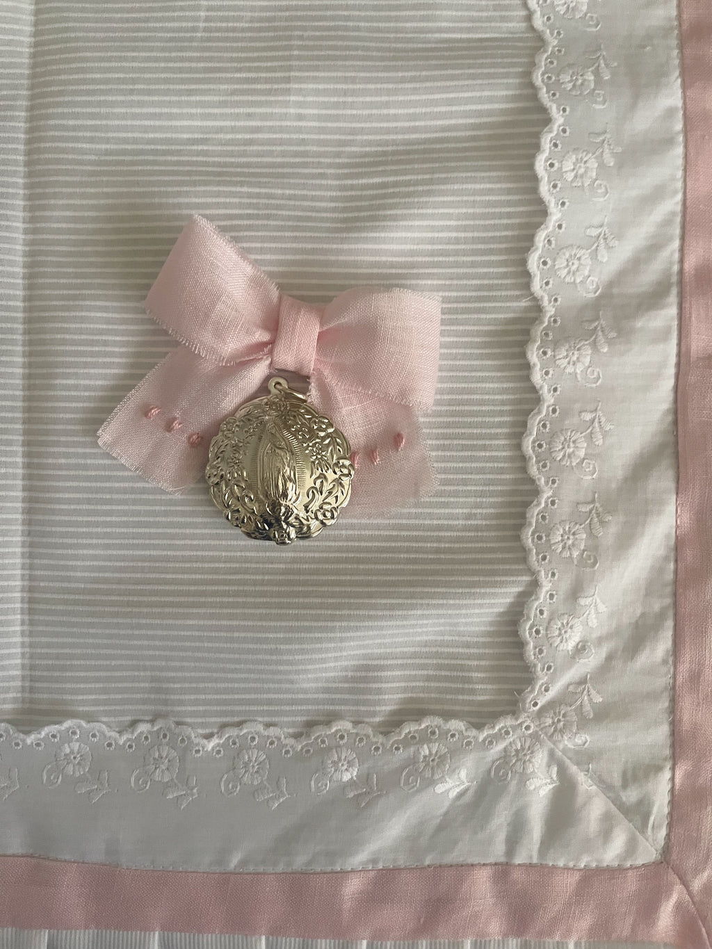 Cubre Porta Bebé ELEGANCE de Piqué  y Tira Bordada Española