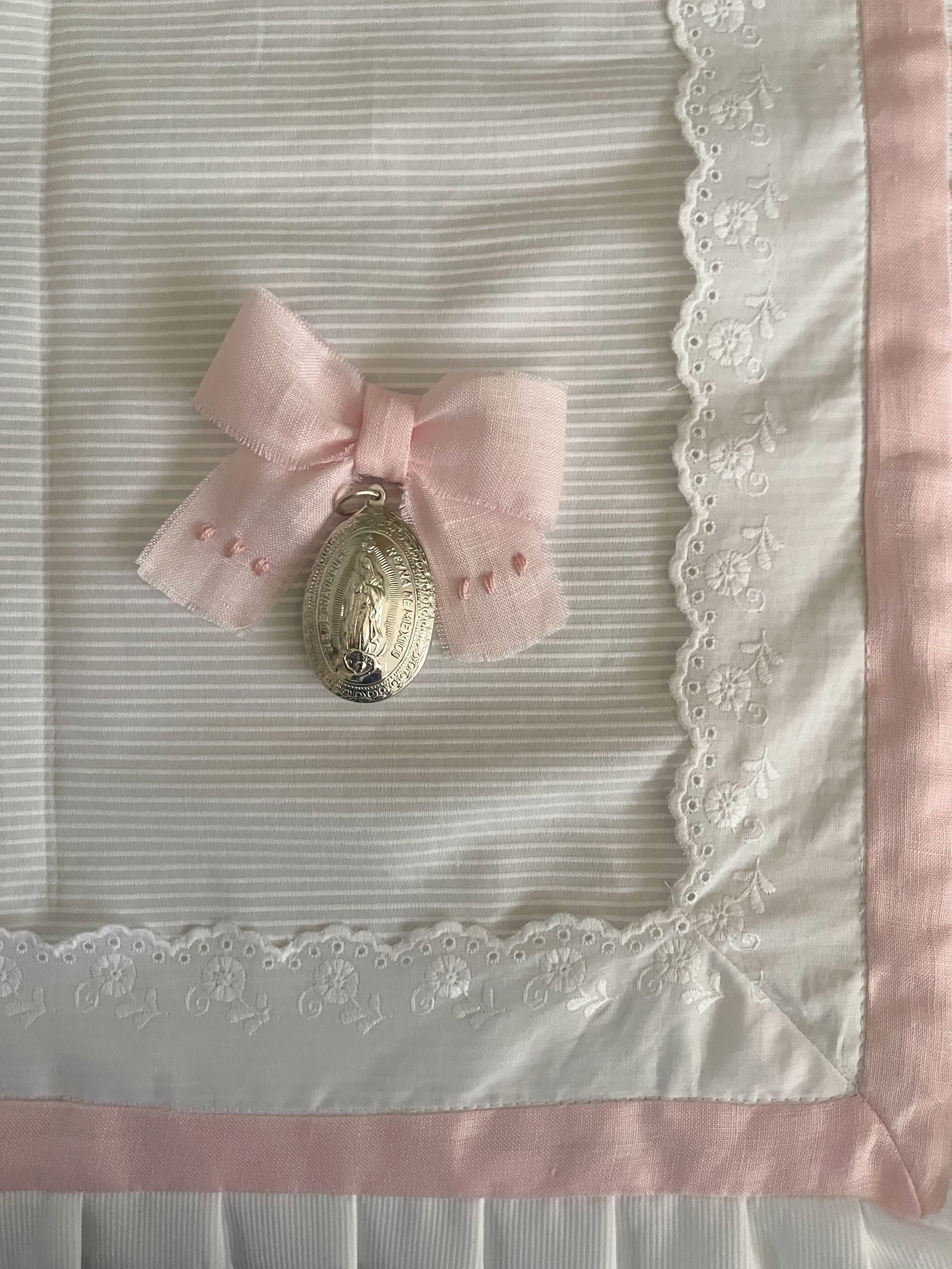 Cubre Porta Bebé ELEGANCE de Piqué  y Tira Bordada Española
