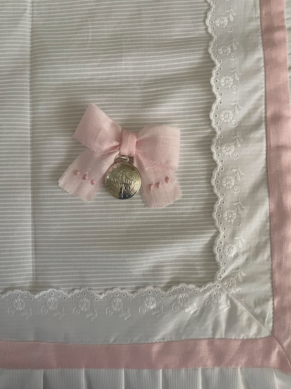Cubre Porta Bebé ELEGANCE de Piqué  y Tira Bordada Española