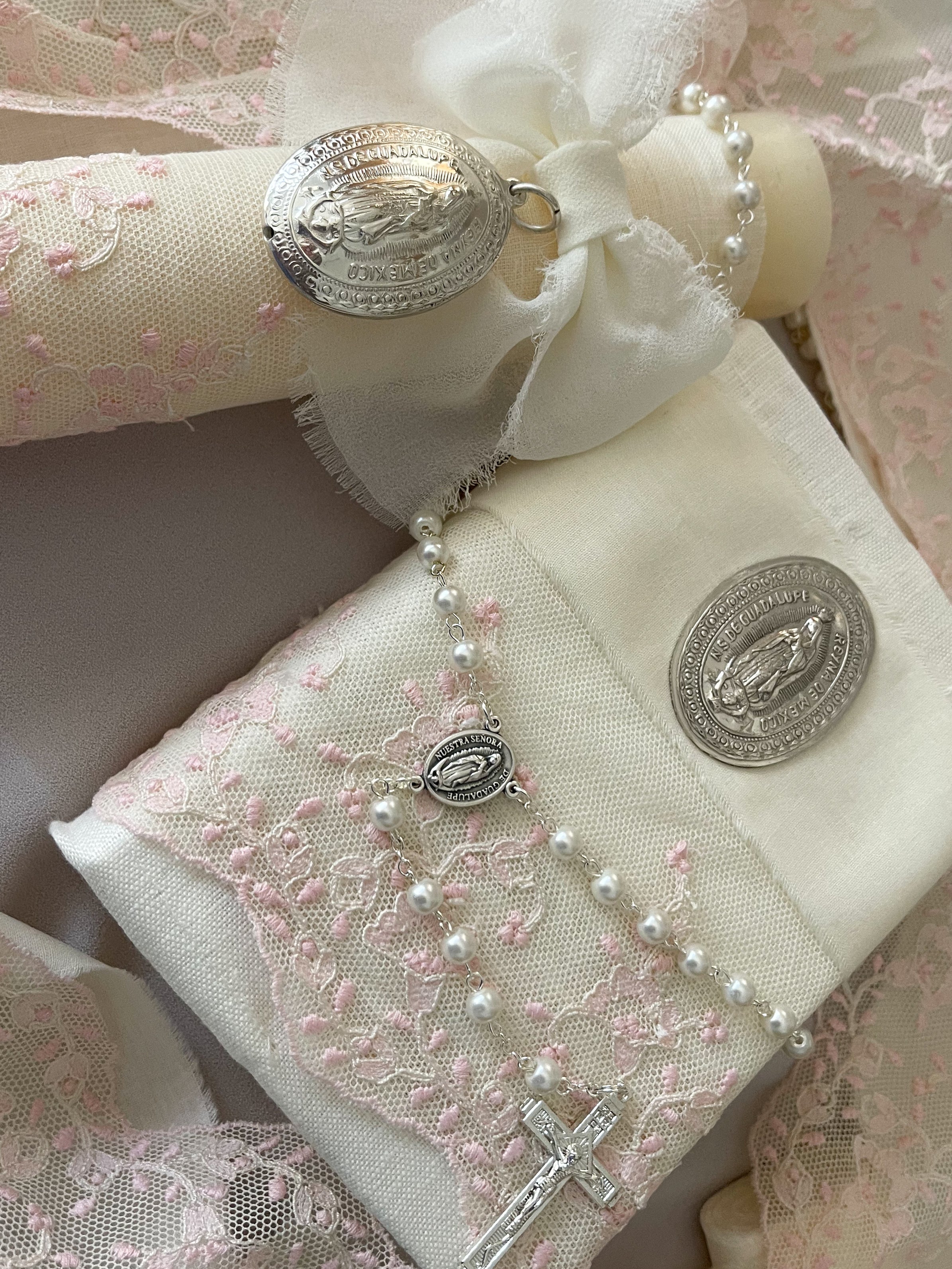 Kit Primera Comunión Colección PEONY con Medalla Virgen de Guadalupe