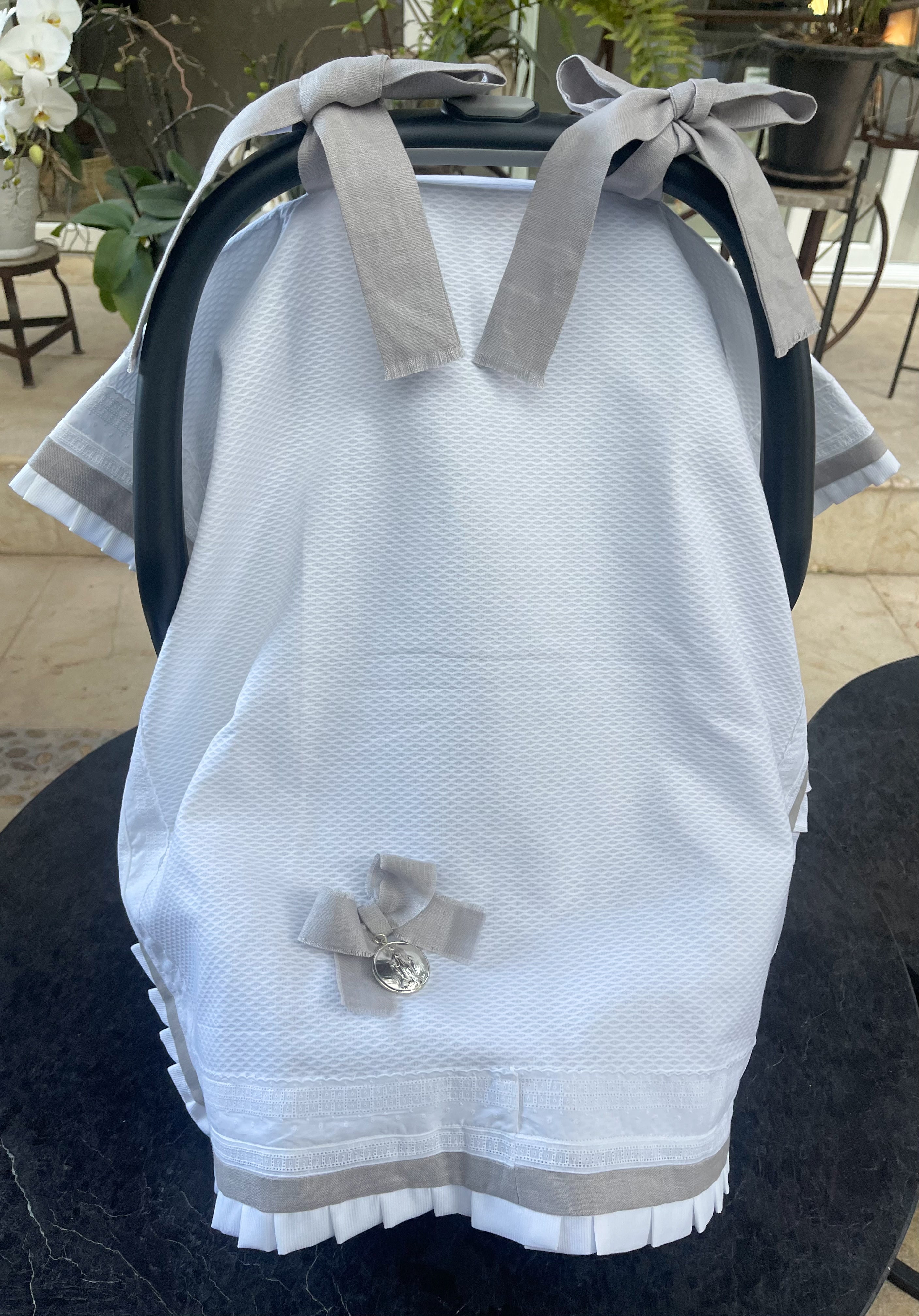 Cubre Porta Bebé ELEGANCE de Piqué  y Tira Bordada Española