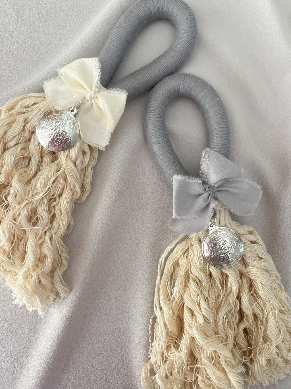 Bendiciones para puerta de Macramé con Medalla San Benito 3 cms.