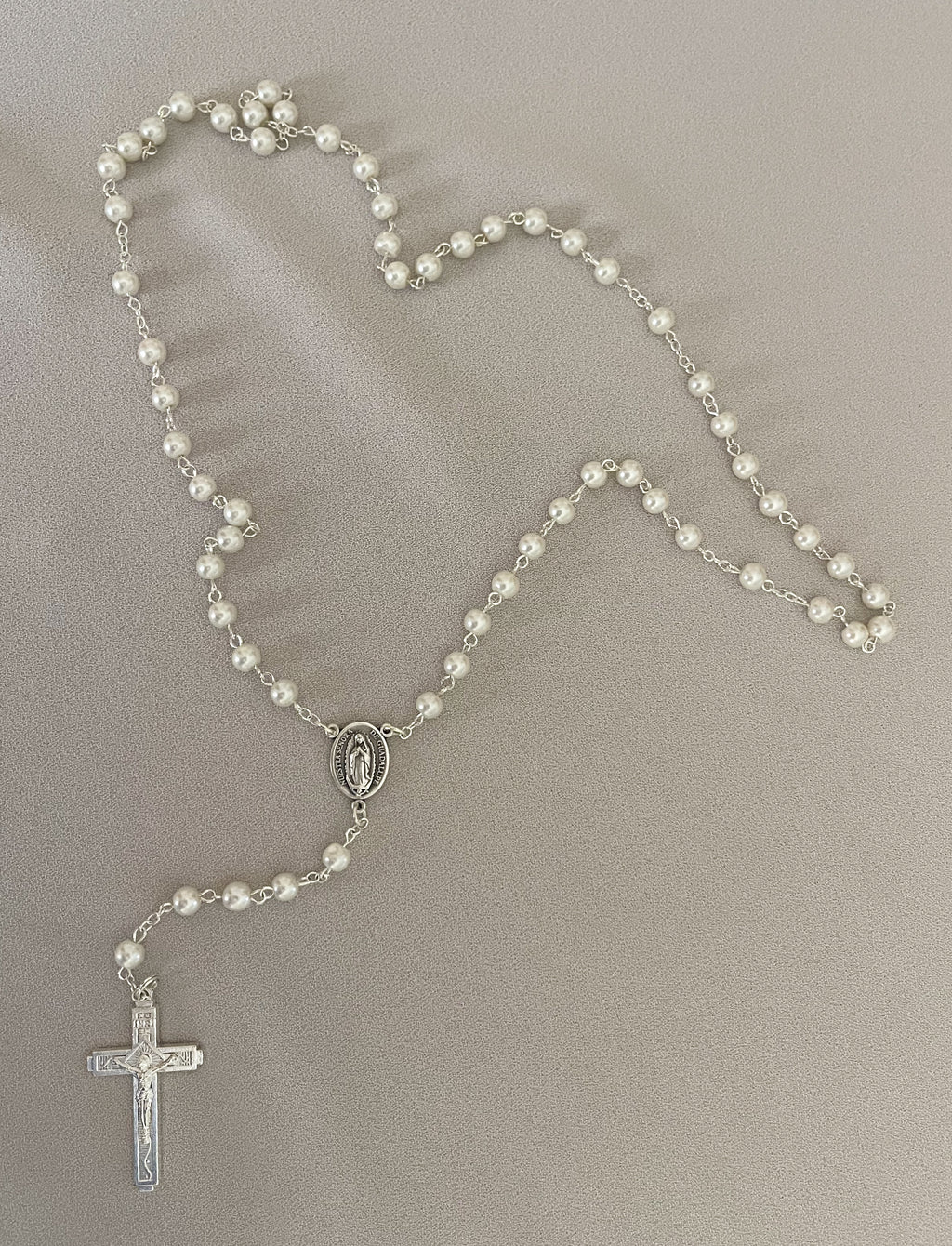 Kit Primera Comunión Bordado Tul Medalla Virgen de Guadalupe REDONDA