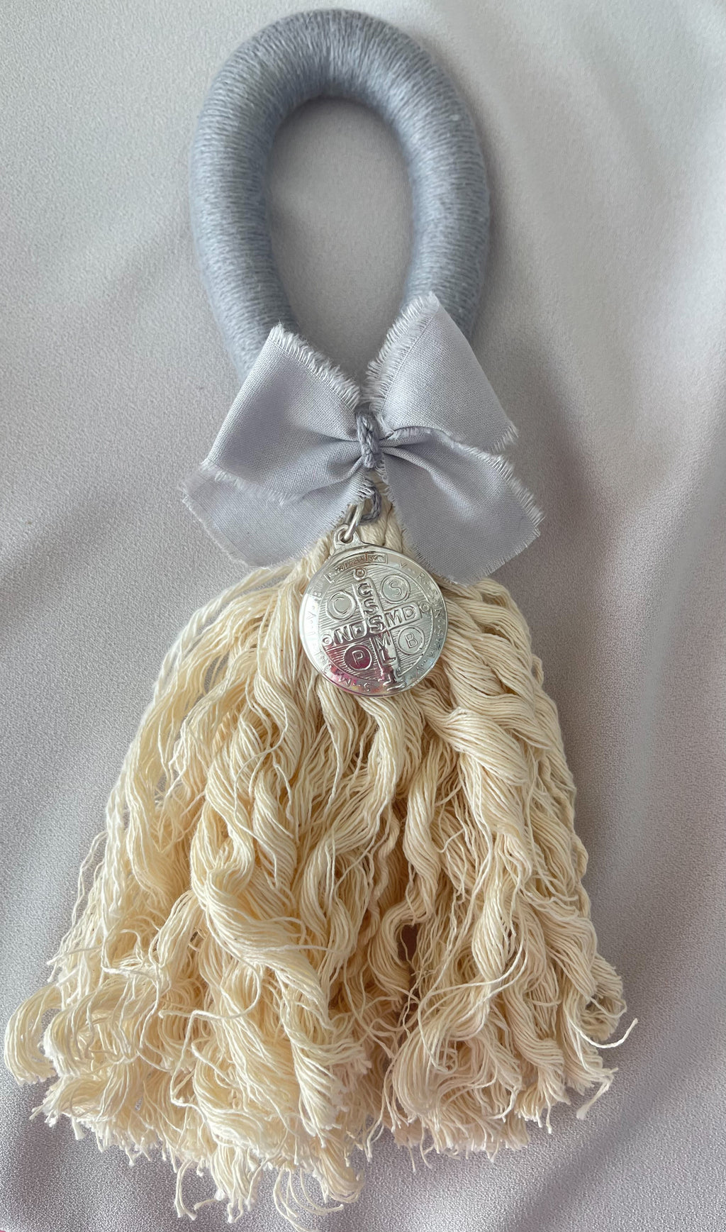 Bendiciones para puerta de Macramé con Medalla San Benito 3 cms.