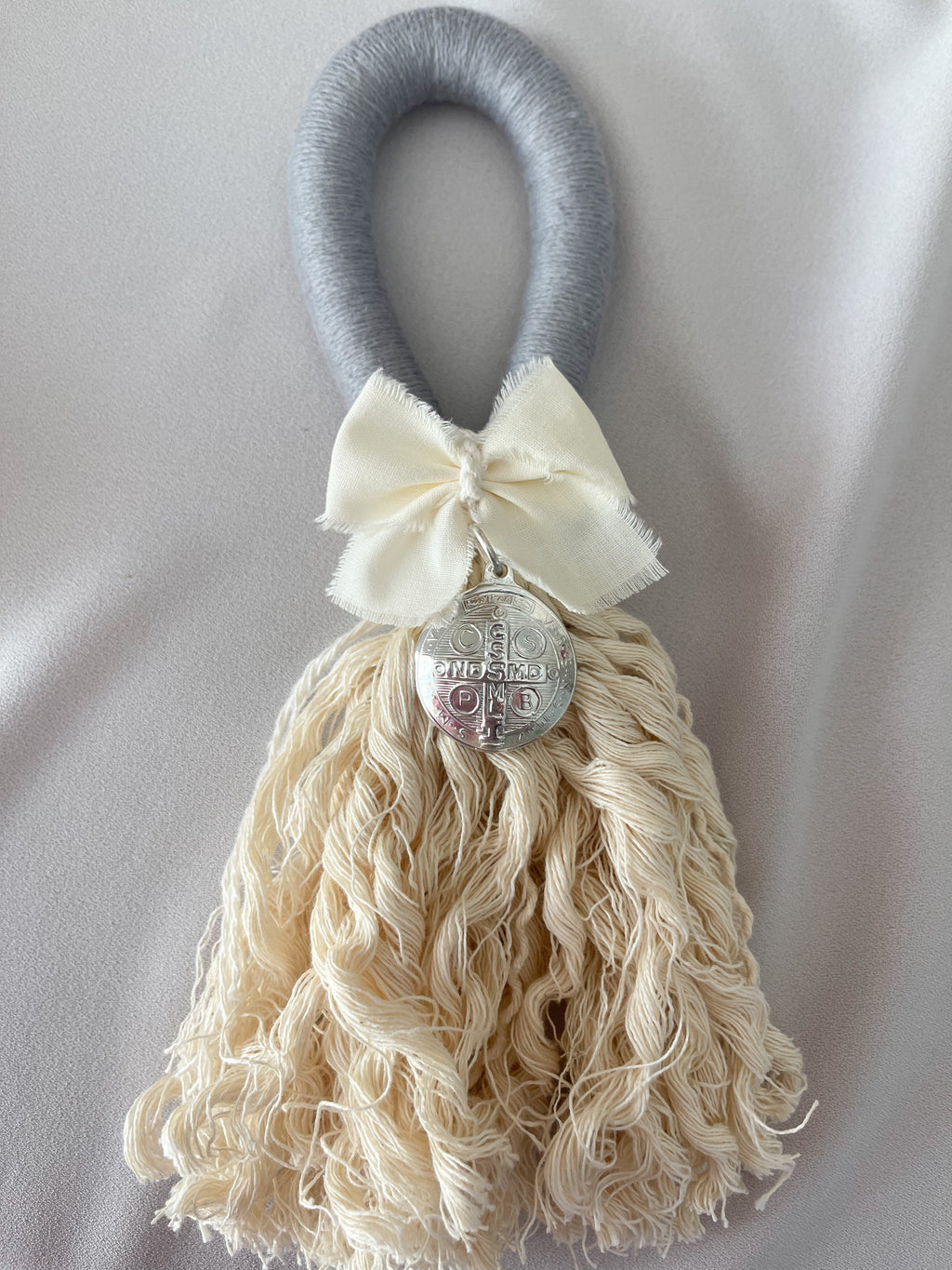 Bendiciones para puerta de Macramé con Medalla San Benito 3 cms.