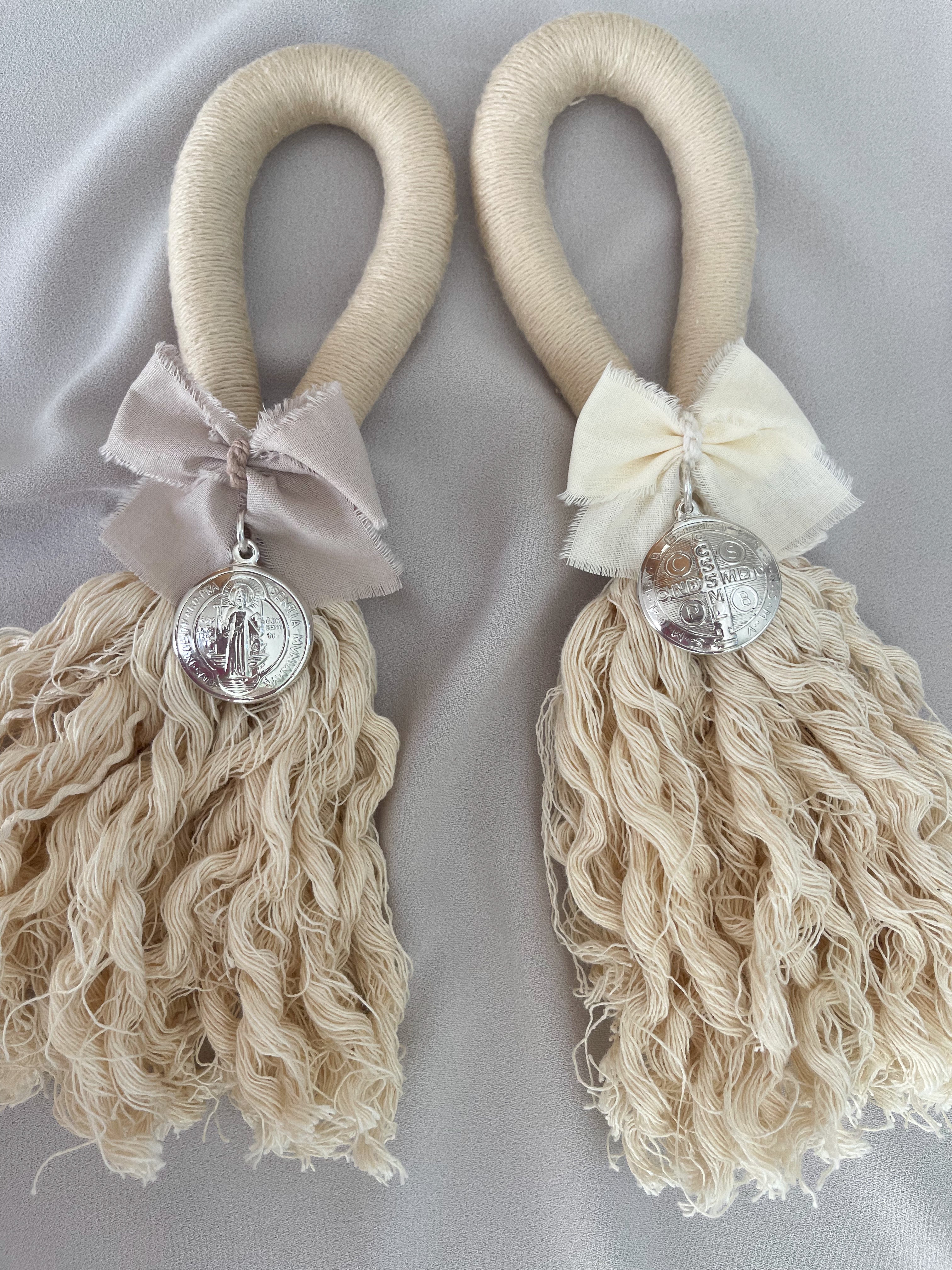 Bendiciones para puerta de Macramé con Medalla San Benito 3 cms.