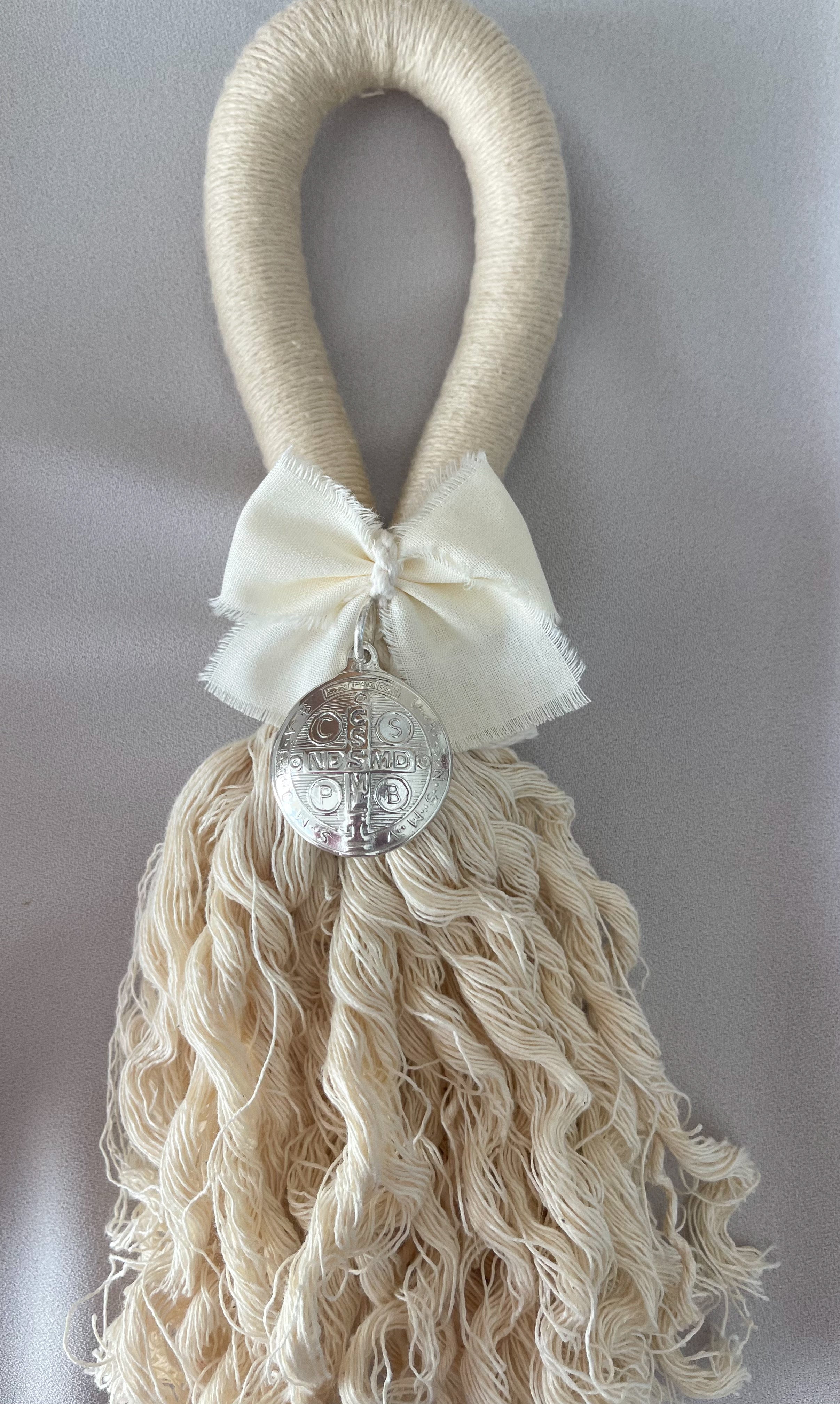 Bendiciones para puerta de Macramé con Medalla San Benito 3 cms.