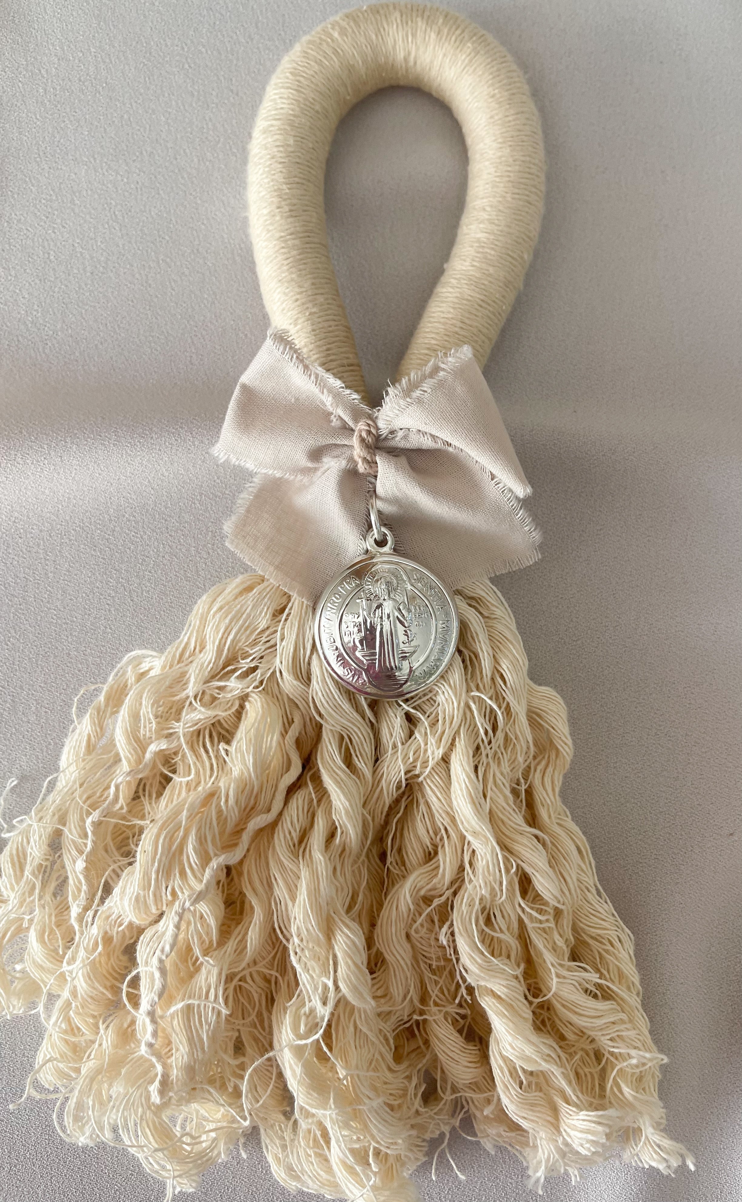 Bendiciones para puerta de Macramé con Medalla San Benito 3 cms.