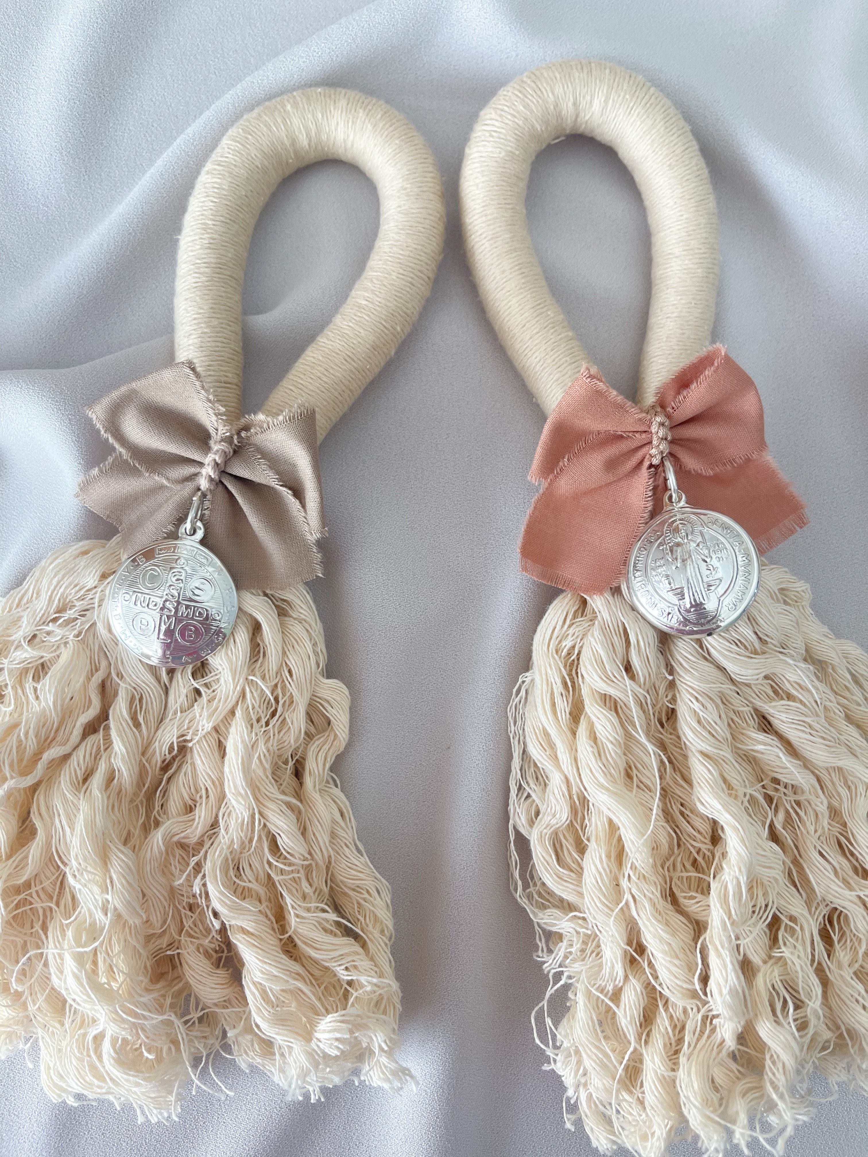 Bendiciones para puerta de Macramé con Medalla San Benito 3 cms.