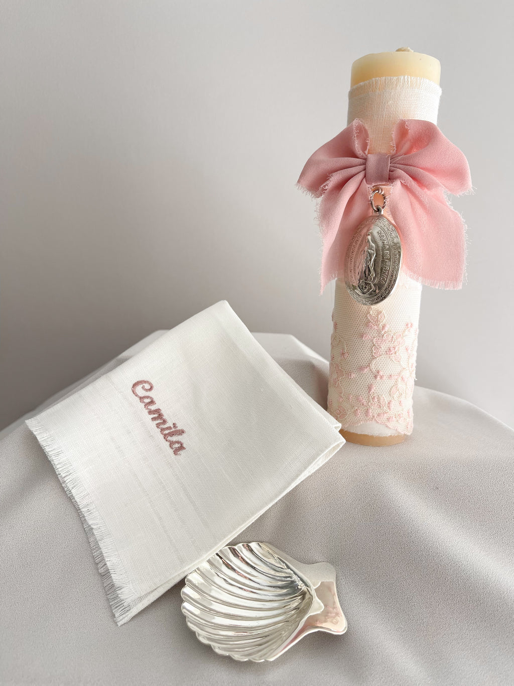 Kit Bautizo Colección PEONY Bordado Tul Español con Medalla Virgen Guadalupe 5cms Ovalada