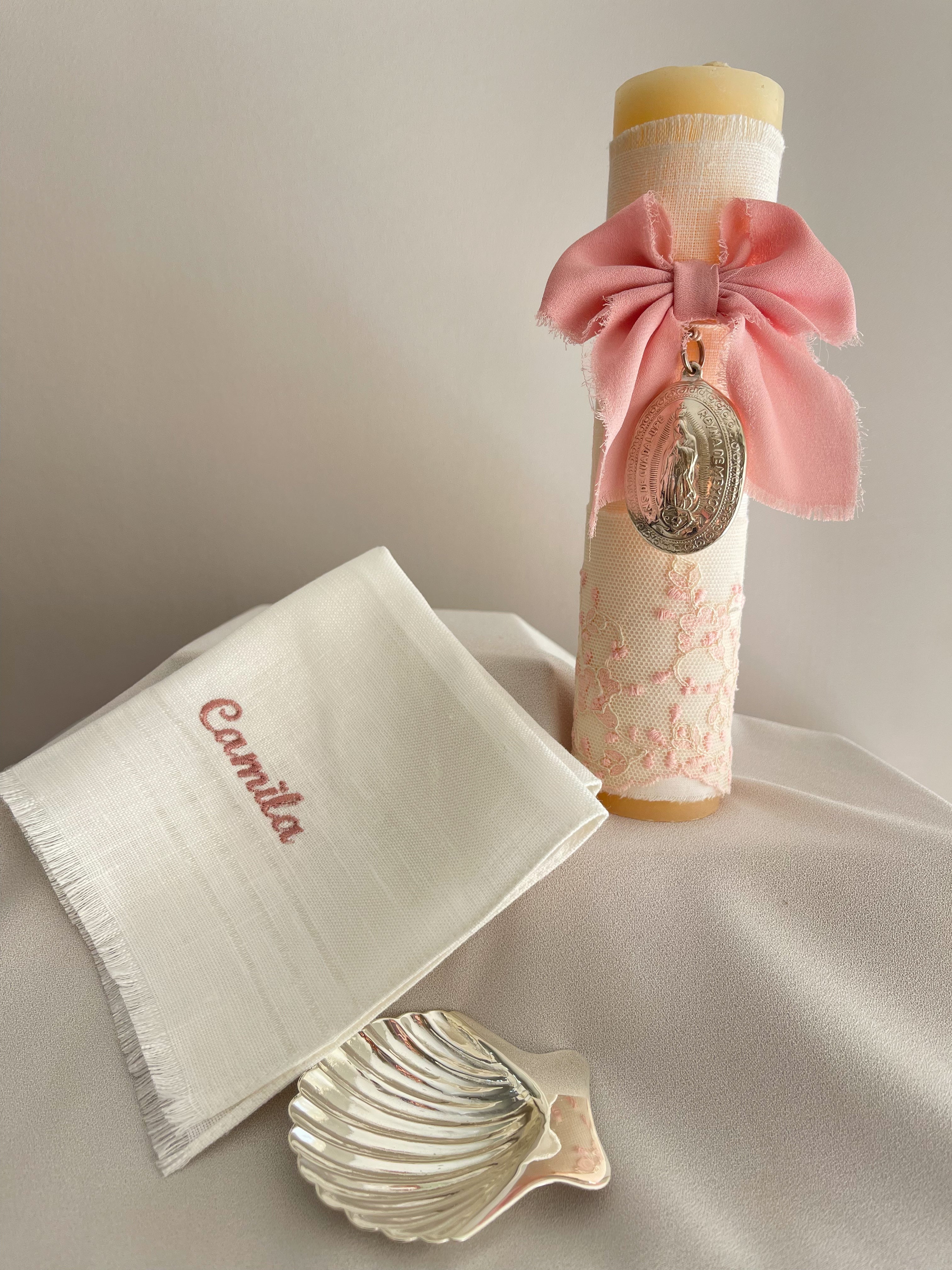 Kit Bautizo Colección PEONY Bordado Tul Español con Medalla Virgen Guadalupe 5cms Ovalada