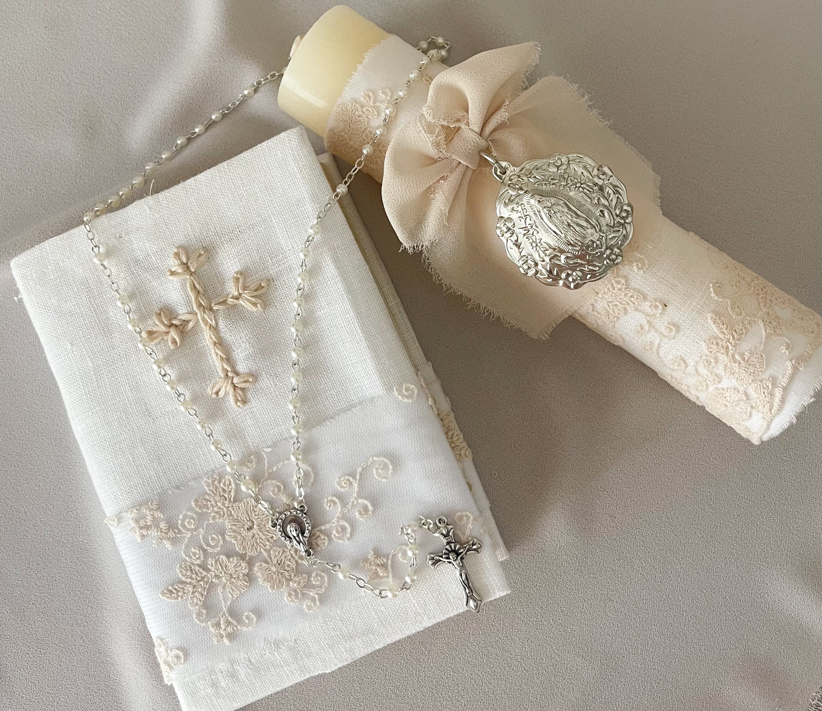 Kit Primera Comunión Bordado Tul Medalla Virgen de Guadalupe REDONDA
