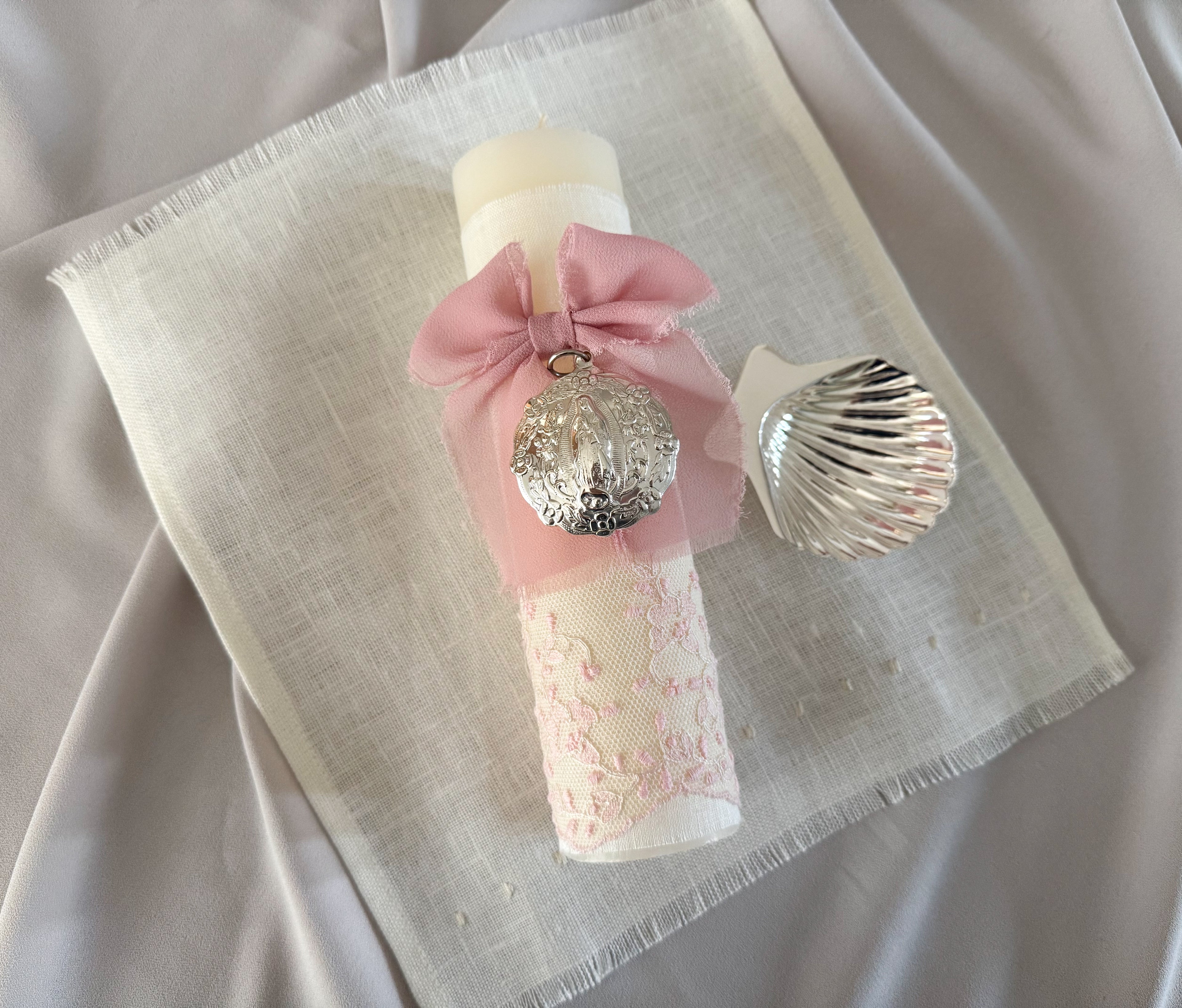 Kit Bautizo Colección PEONY Bordado Tul Español con Medalla Virgen Guadalupe 5cms Redonda