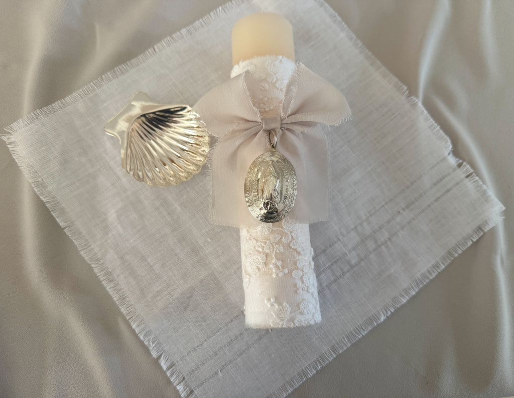 Kit Bautizo Colección Bordado Tul con Medalla Virgen Guadalupe Ovalada