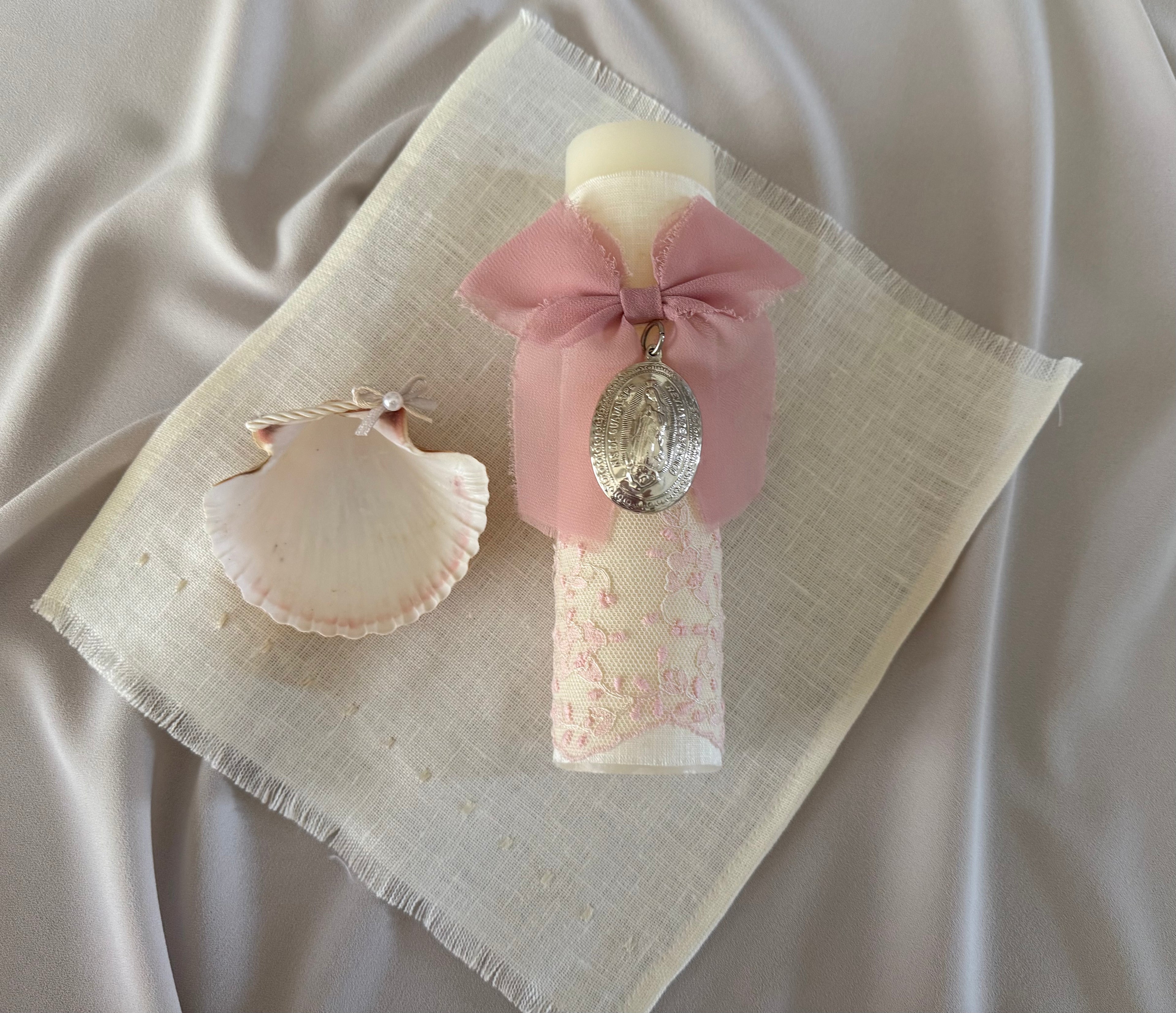 Kit Bautizo Colección PEONY Bordado Tul Español con Medalla Virgen Guadalupe 5cms Ovalada