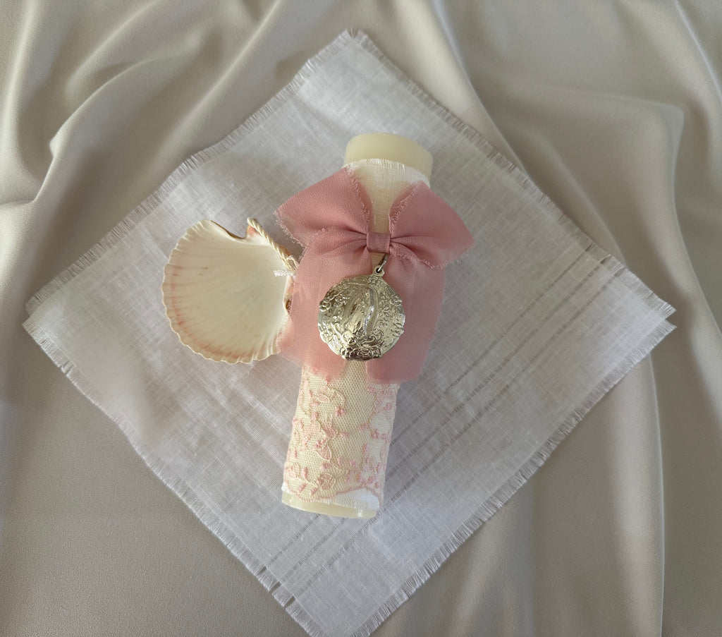 Kit Bautizo Colección PEONY Bordado Tul Español con Medalla Virgen Guadalupe 5cms Redonda