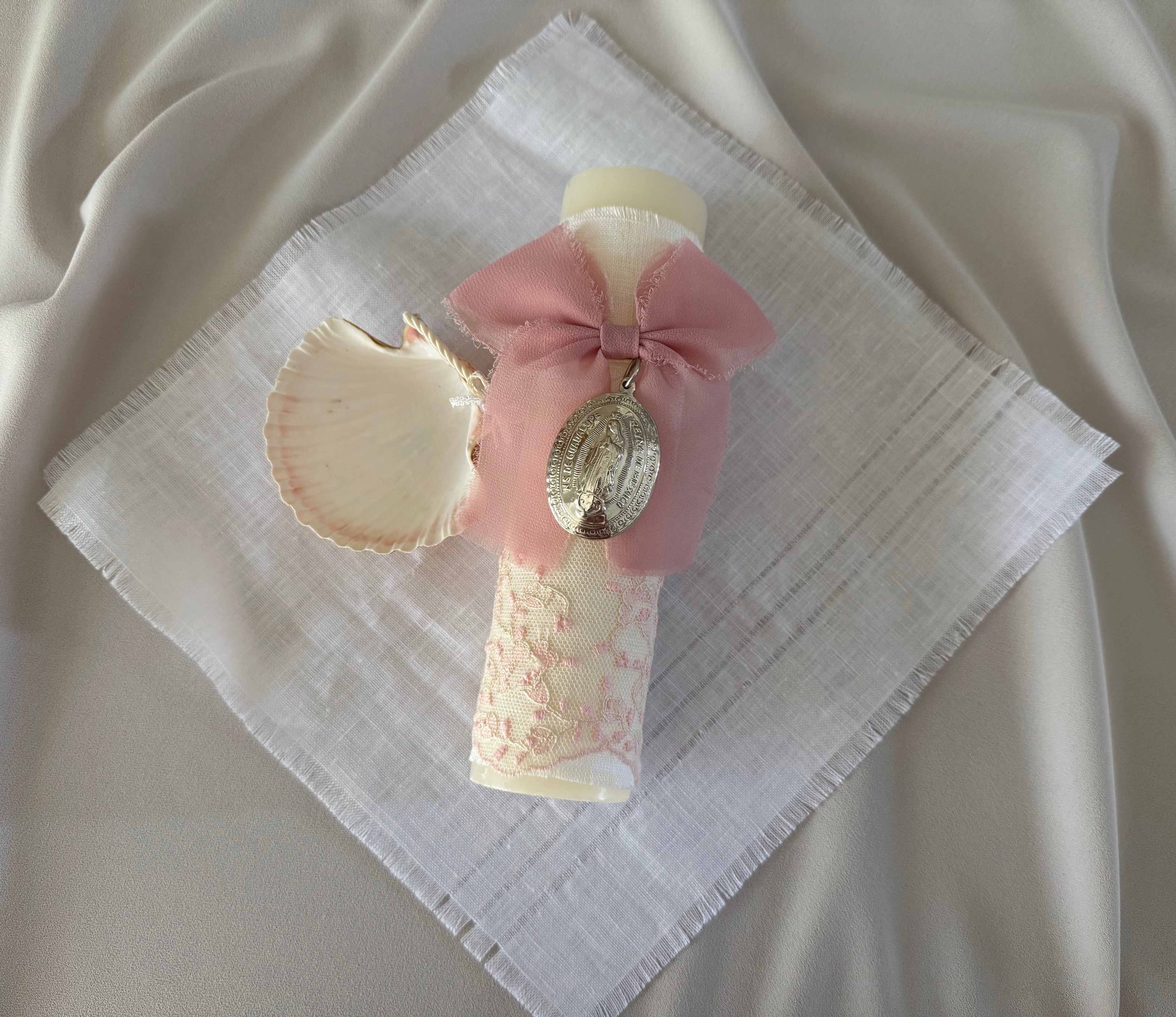 Kit Bautizo Colección PEONY Bordado Tul Español con Medalla Virgen Guadalupe 5cms Ovalada