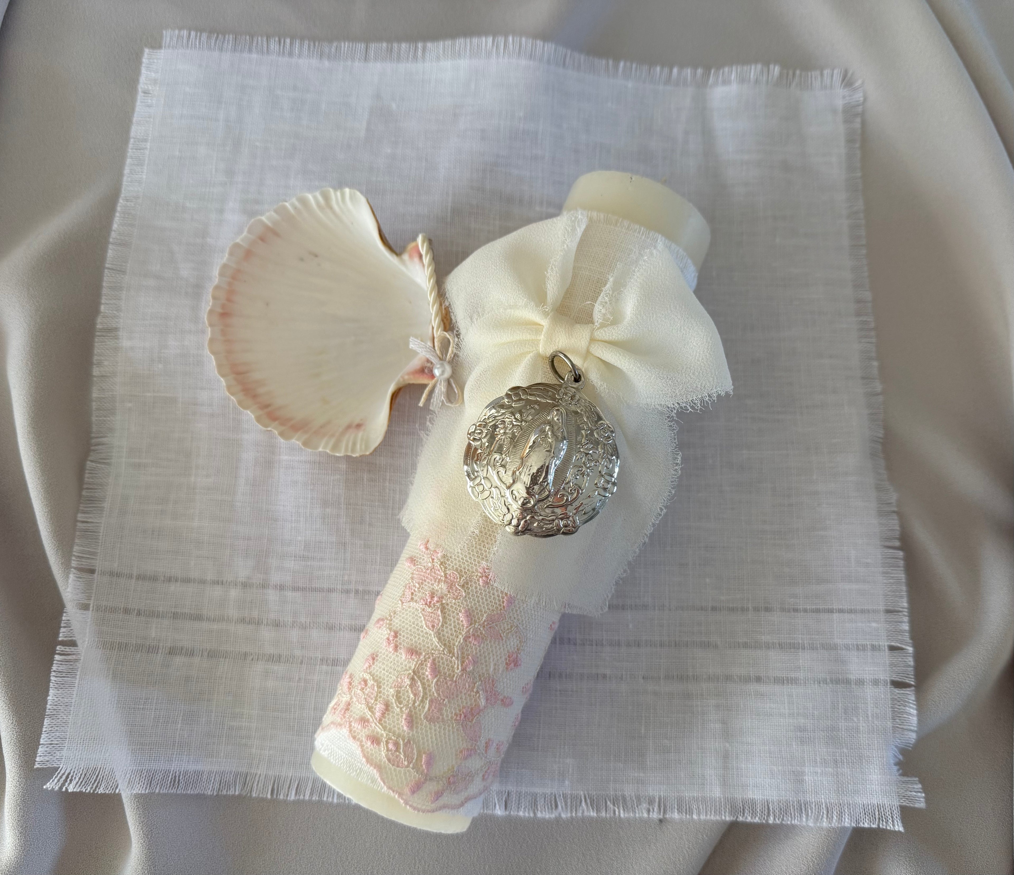 Kit Bautizo Colección PEONY Bordado Tul Español con Medalla Virgen Guadalupe 5cms Redonda