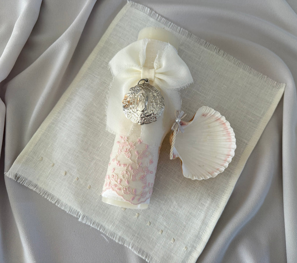Kit Bautizo Colección PEONY Bordado Tul Español con Medalla Virgen Guadalupe 5cms Redonda