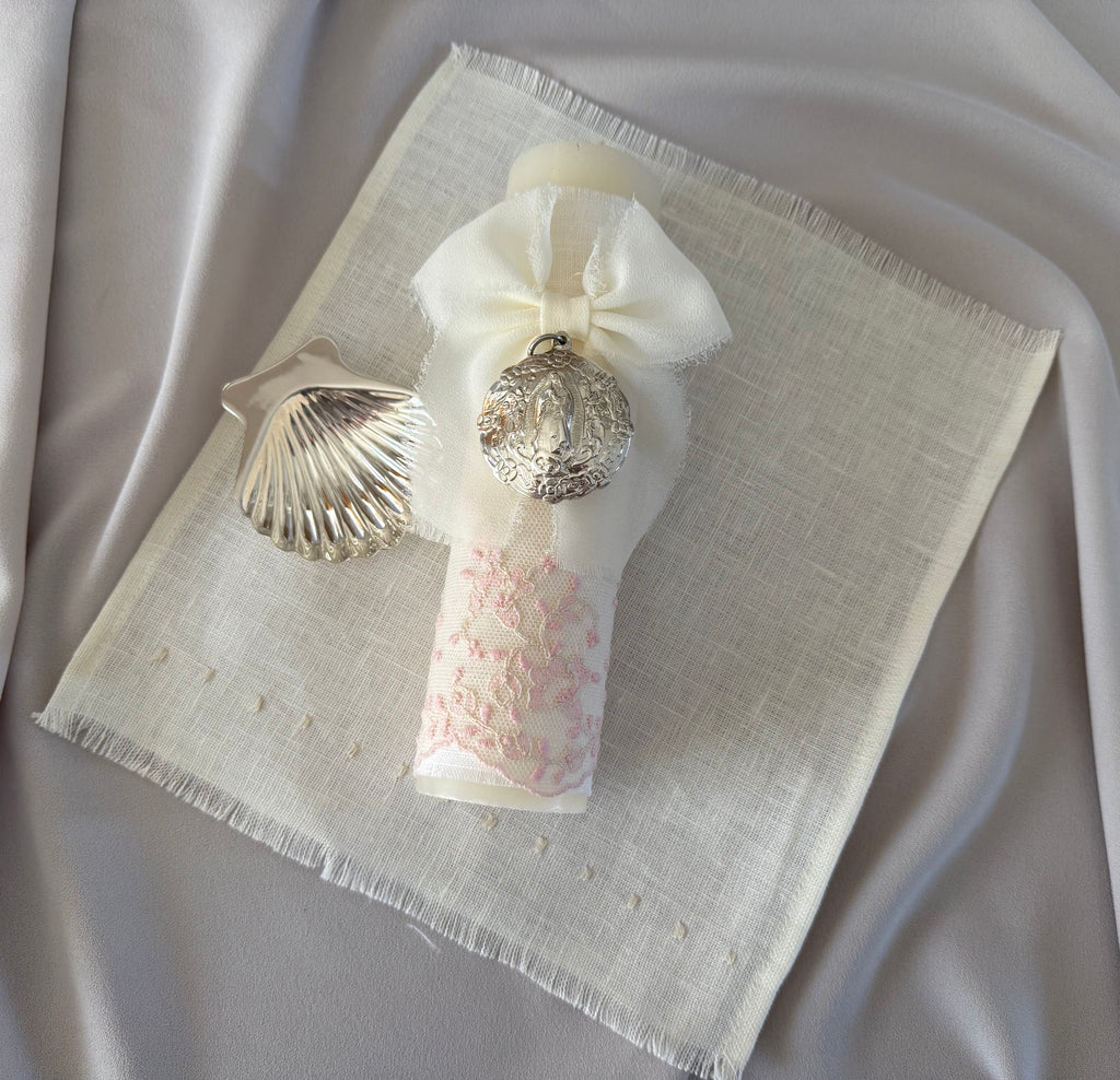 Kit Bautizo Colección PEONY Bordado Tul Español con Medalla Virgen Guadalupe 5cms Redonda