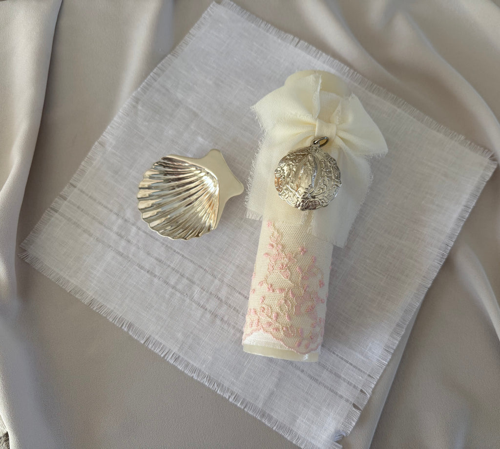 Kit Bautizo Colección PEONY Bordado Tul Español con Medalla Virgen Guadalupe 5cms Redonda