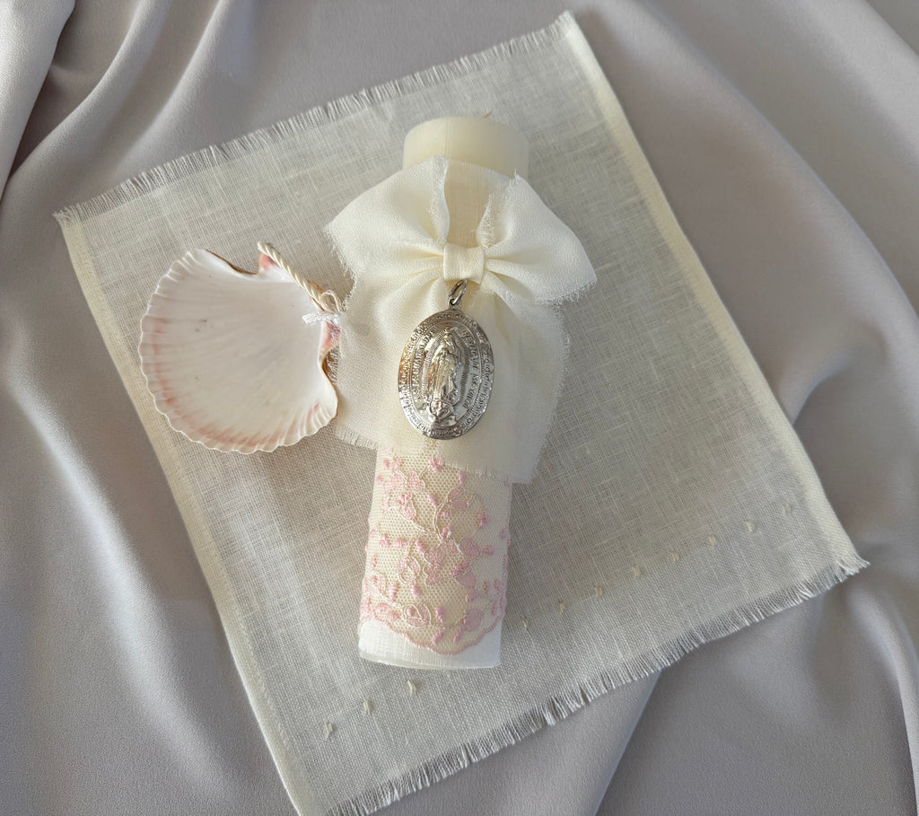 Kit Bautizo Colección PEONY Bordado Tul Español con Medalla Virgen Guadalupe 5cms Ovalada