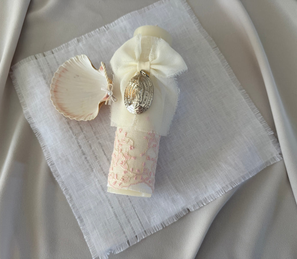 Kit Bautizo Colección PEONY Bordado Tul Español con Medalla Virgen Guadalupe 5cms Ovalada