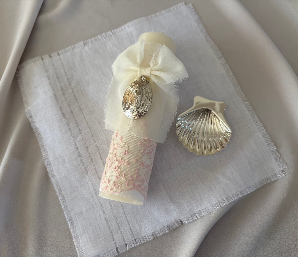 Kit Bautizo Colección PEONY Bordado Tul Español con Medalla Virgen Guadalupe 5cms Ovalada