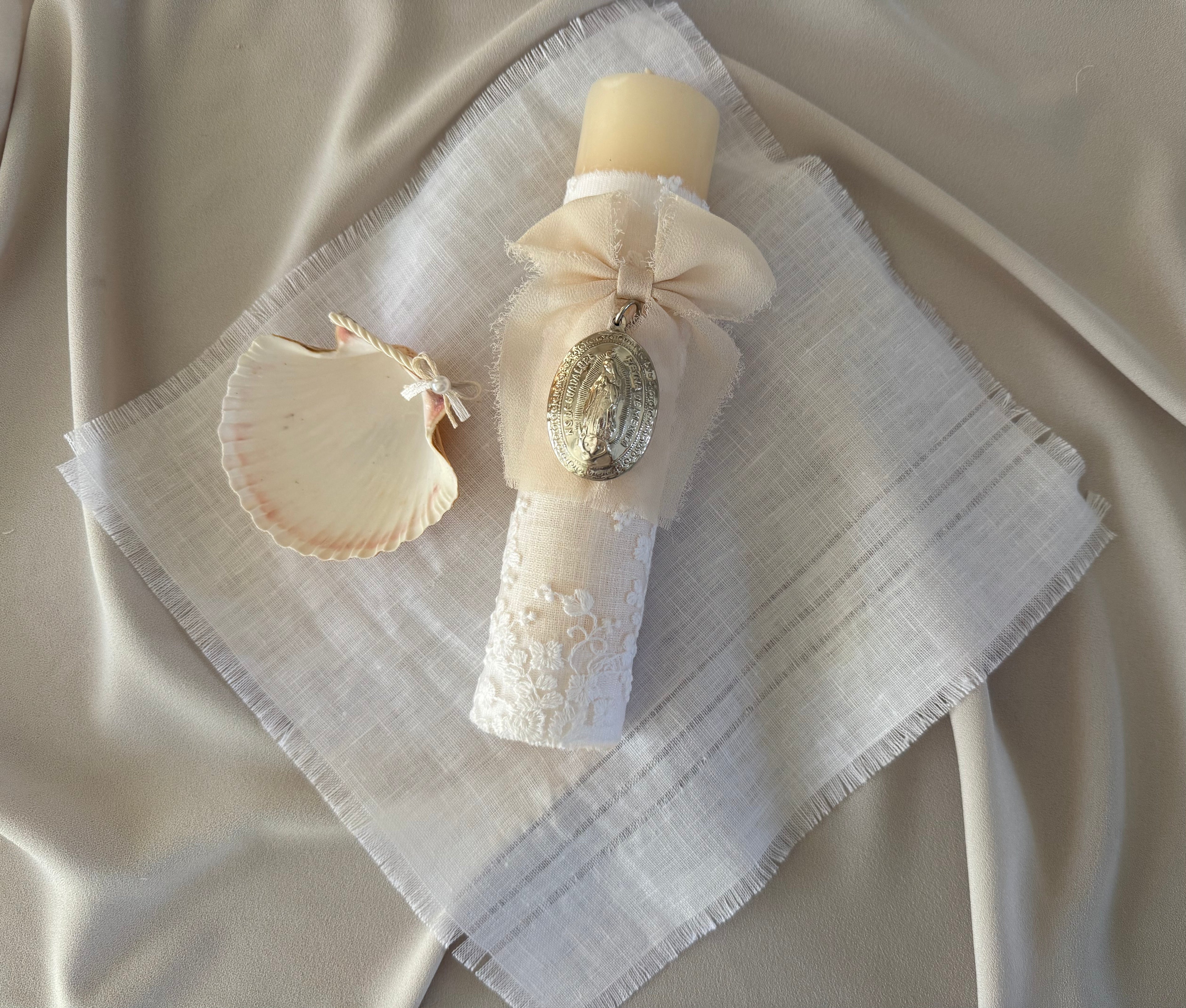 Kit Bautizo Colección Bordado Tul con Medalla Virgen Guadalupe Ovalada