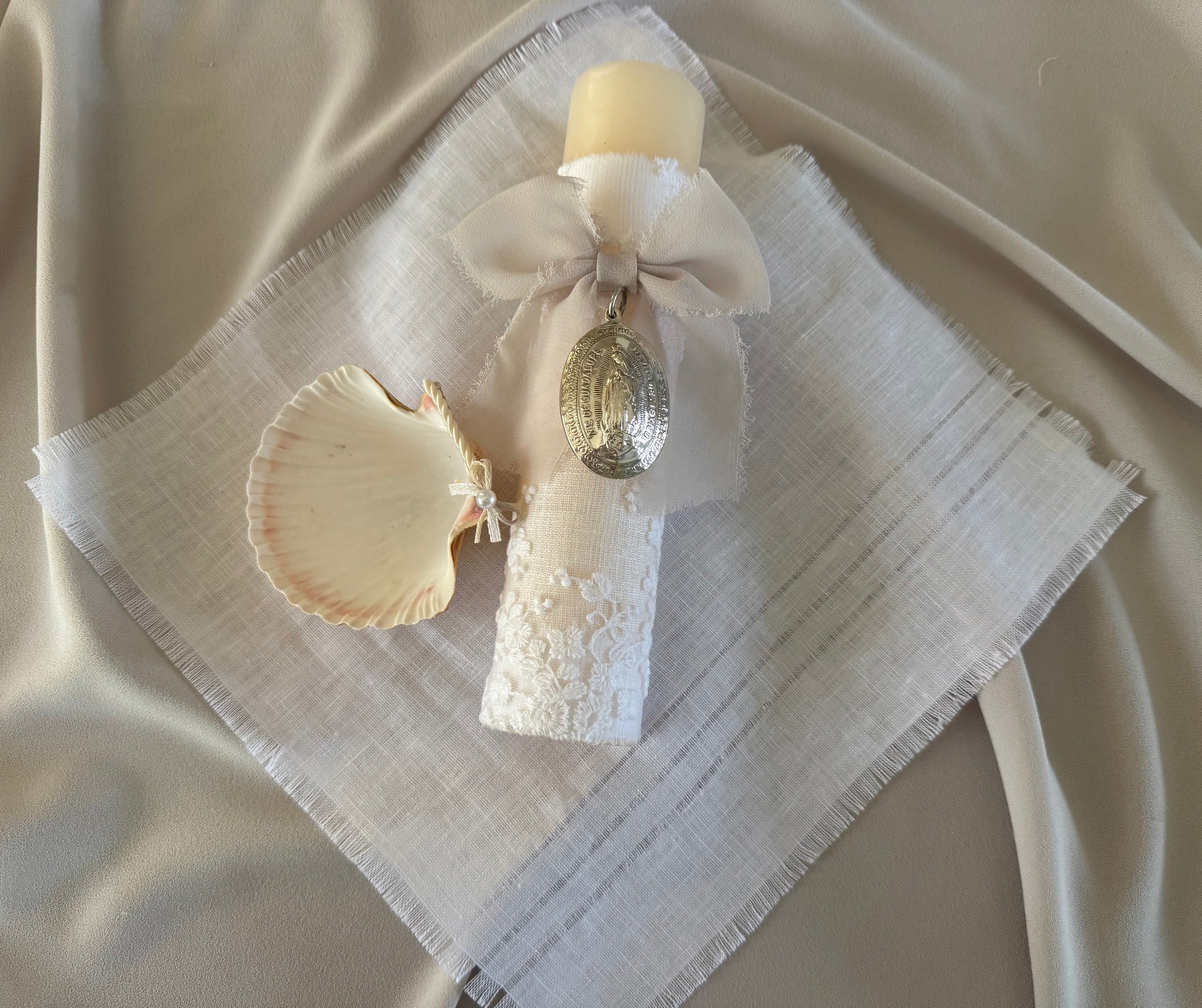 Kit Bautizo Colección Bordado Tul con Medalla Virgen Guadalupe Ovalada